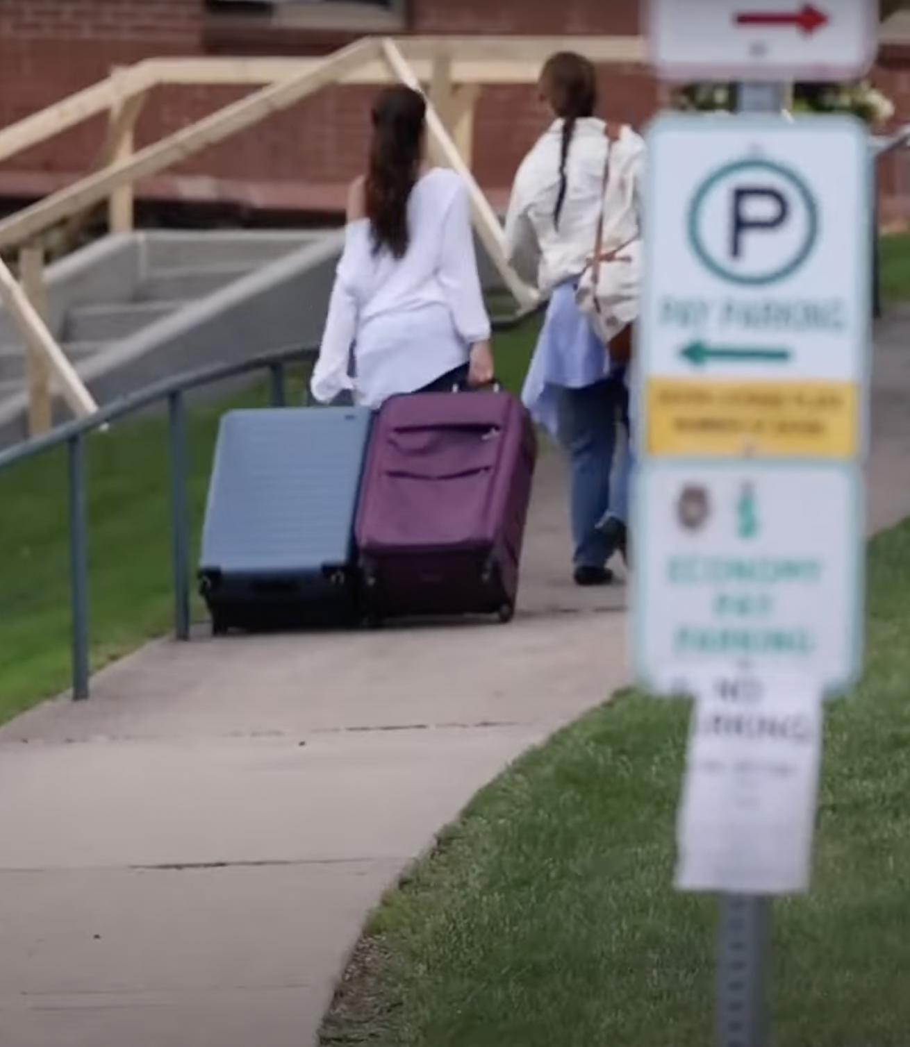 Katie Holmes et Suri Cruise sur le campus de l'université Carnegie Mellon dans un post daté du 20 août 2024 | Source : YouTube/Page Six