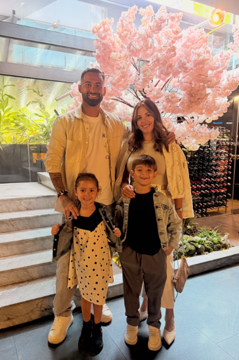 La famille s'est réunie pour une photo de groupe avec leurs enfants, Aarón et Ainhoa, lors de la fête d'anniversaire de Yanina. Ce qui était à l'époque un joyeux portrait de famille est depuis devenu un souvenir déchirant de l'un de leurs derniers moments ensemble. | Source : Instagram/lucastrejo_lt