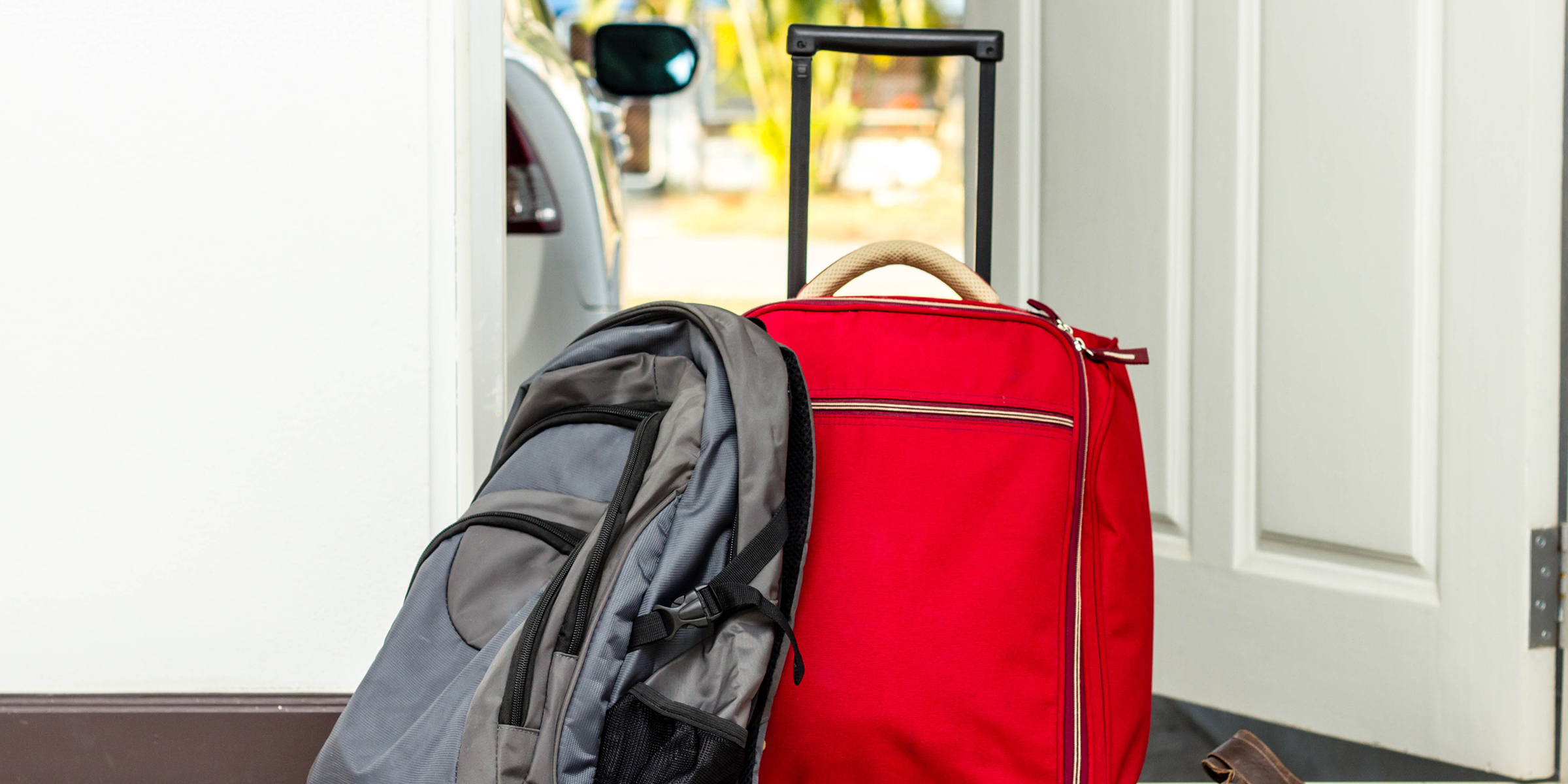 Des sacs près d'une porte | Source : Shutterstock