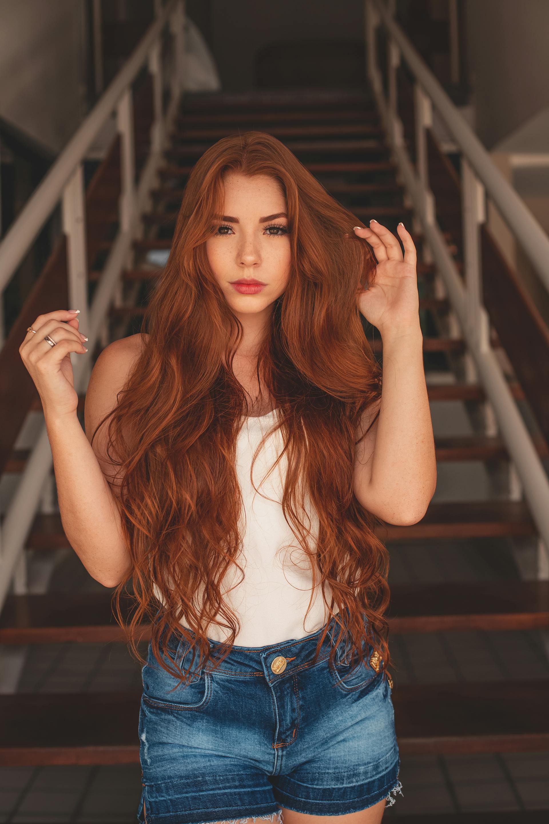 Une femme devant un escalier | Source : Pexels