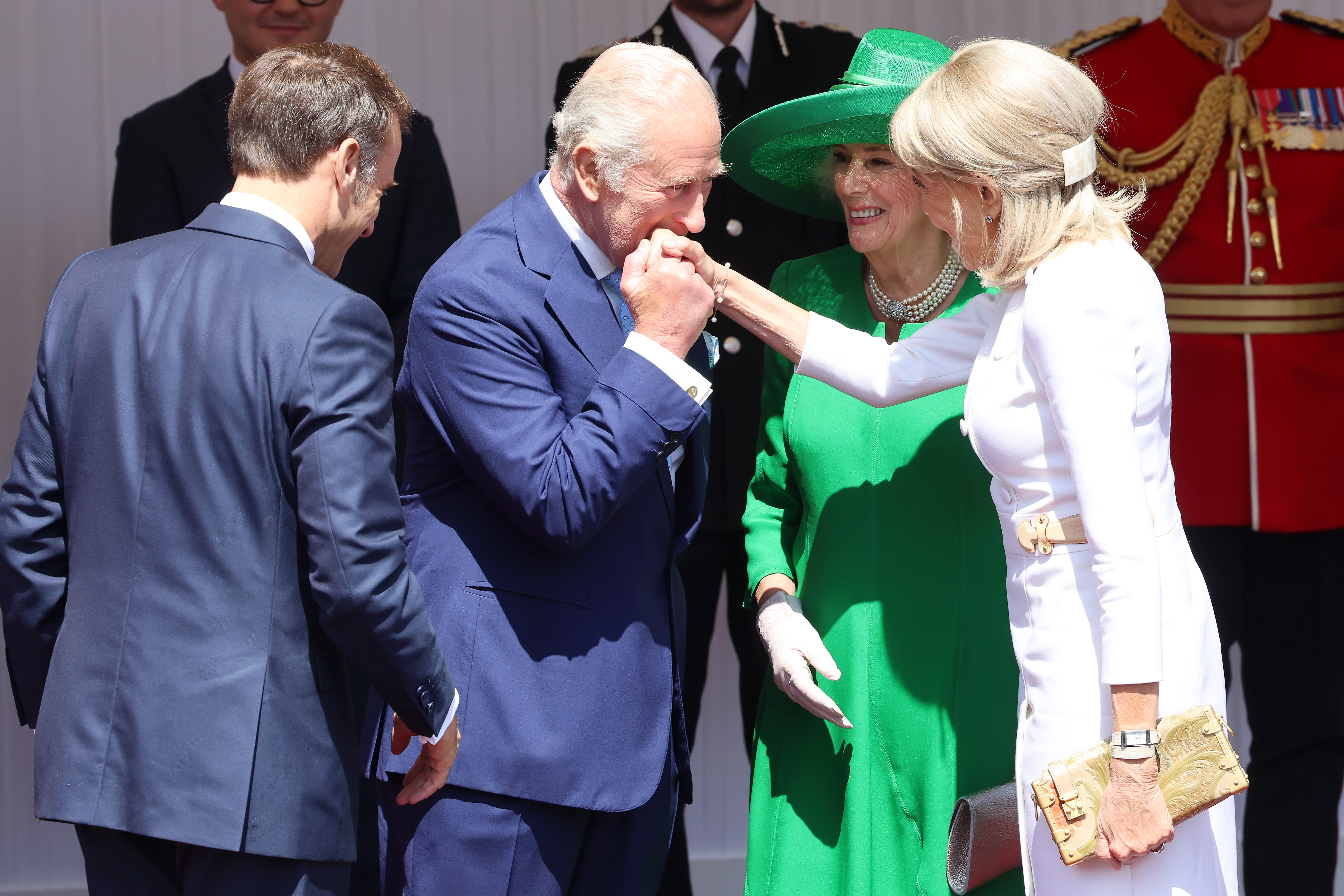 Le roi Charles III et la reine Camilla accueillant Emmanuel et Brigitte Macron à Datchet Road à Windsor, en Angleterre, le 8 juillet 2025. | Source : Getty Images