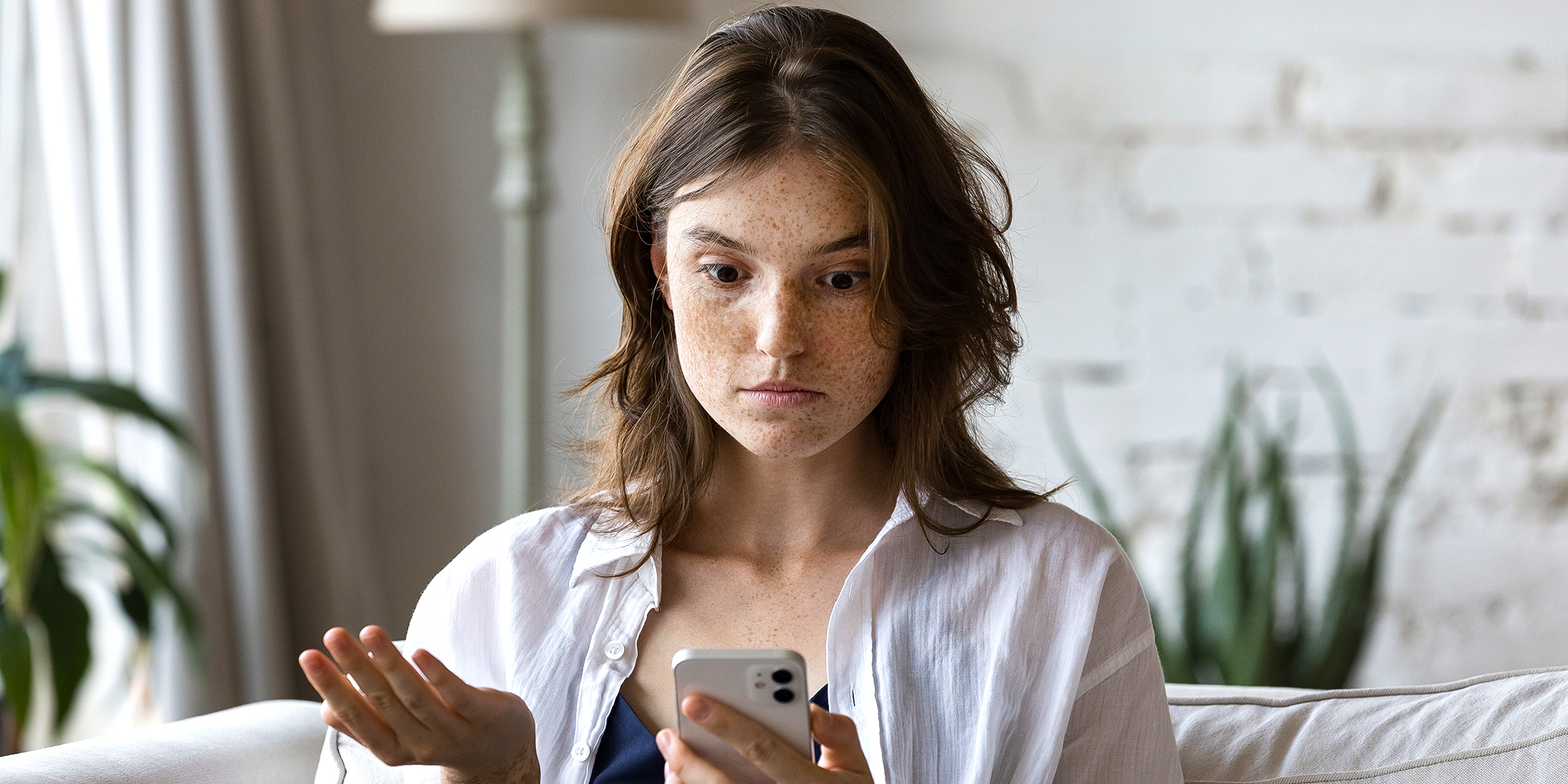 Une femme fixant son téléphone | Source : Shutterstock