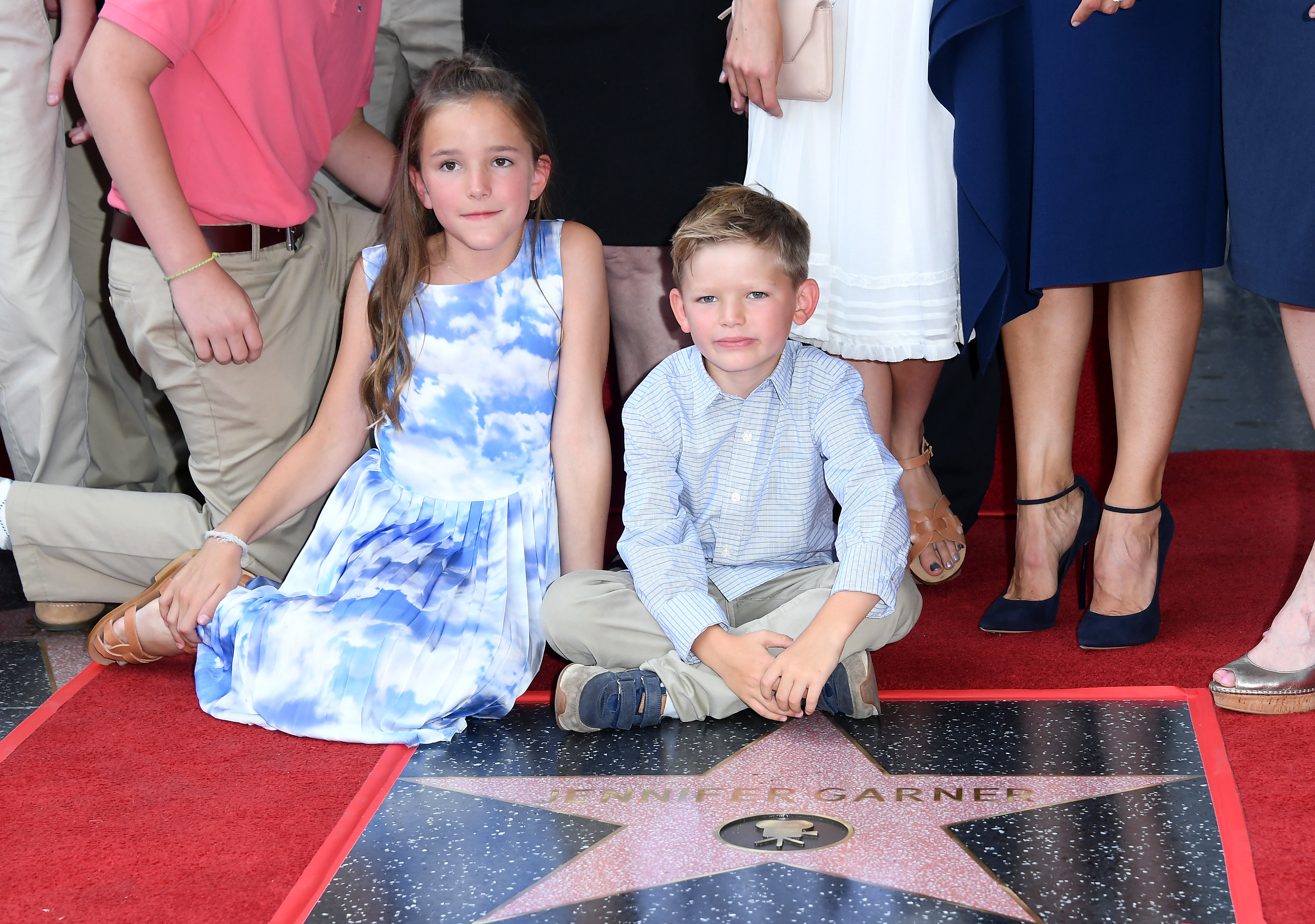 Seraphina et Samuel Garner Affleck sont assis près de l'étoile de Jennifer Garner sur le Hollywood Walk Of Fame, le 20 août 2018, à Hollywood, en Californie. | Source : Getty Images