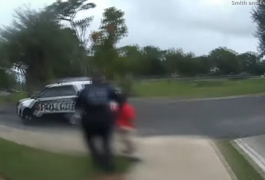 Photo de l'officier de police Dennis Turner vu en train d'emmener Kaia dans une voiture de police | Source : Youtube/CBS News