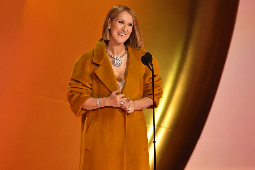 La chanteuse canadienne Céline Dion décerne le prix de l'album de l'année lors de la 66e édition des Grammy Awards au Crypto.com Arena à Los Angeles, le 4 février 2024 | Source : Getty Images