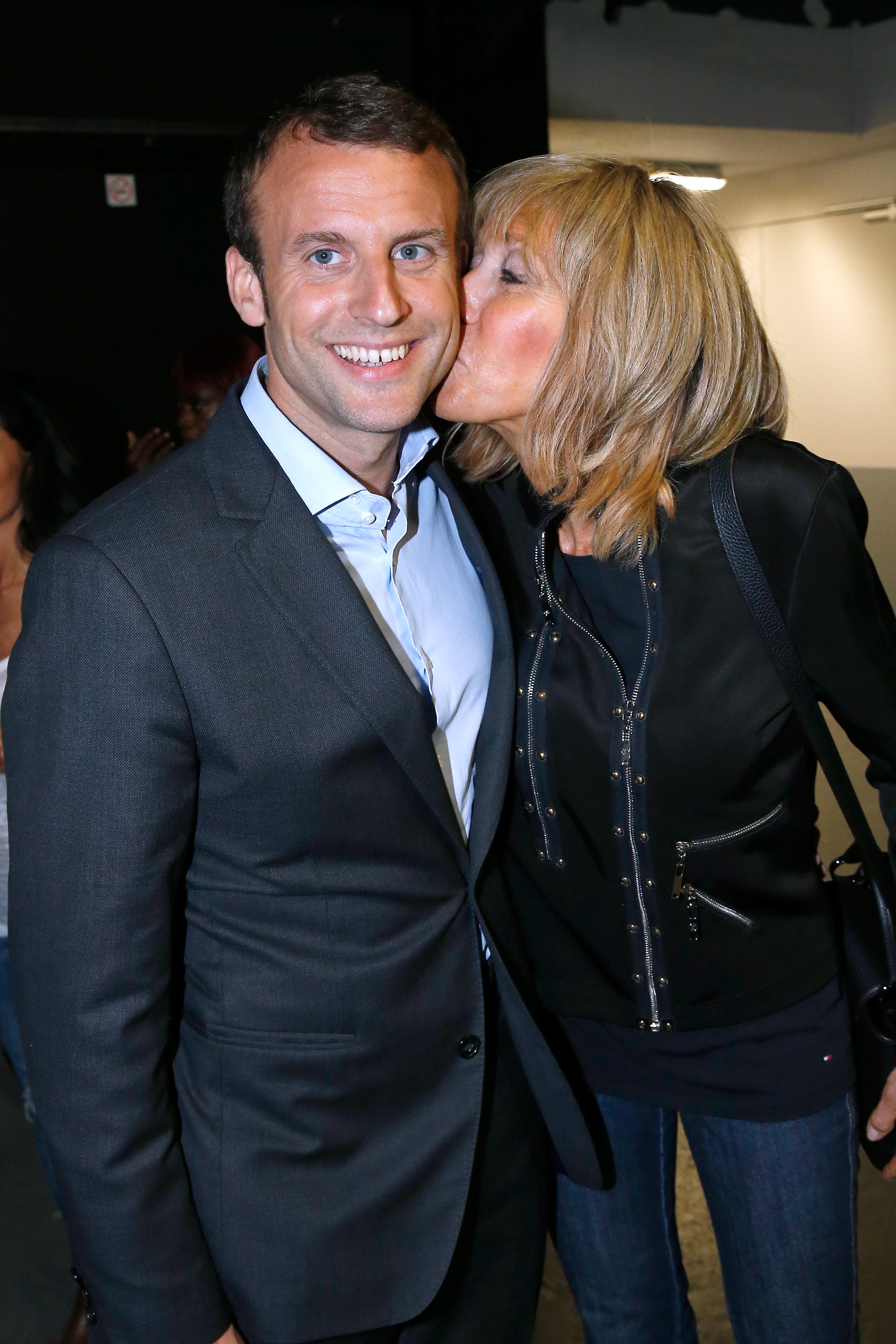 Emmanuel Macron sourit alors que Brigitte lui embrasse la joue à Paris le 11 mai 2016 - quelques mois avant qu'il ne lance officiellement sa candidature à la présidence française.