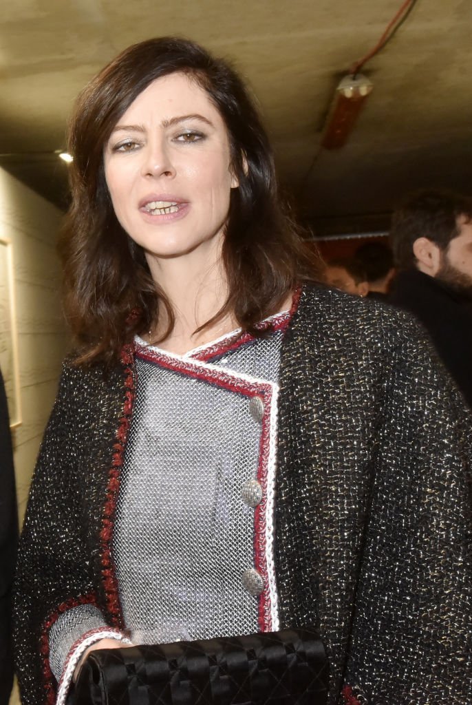 Anna Mouglalis assiste à la photocall Ruinart & David Shrigley - Unconventional Bubbles Exhibition à l'Opéra Bastille le 05 mars 2020 à Paris, France. | Photo : Getty Images.