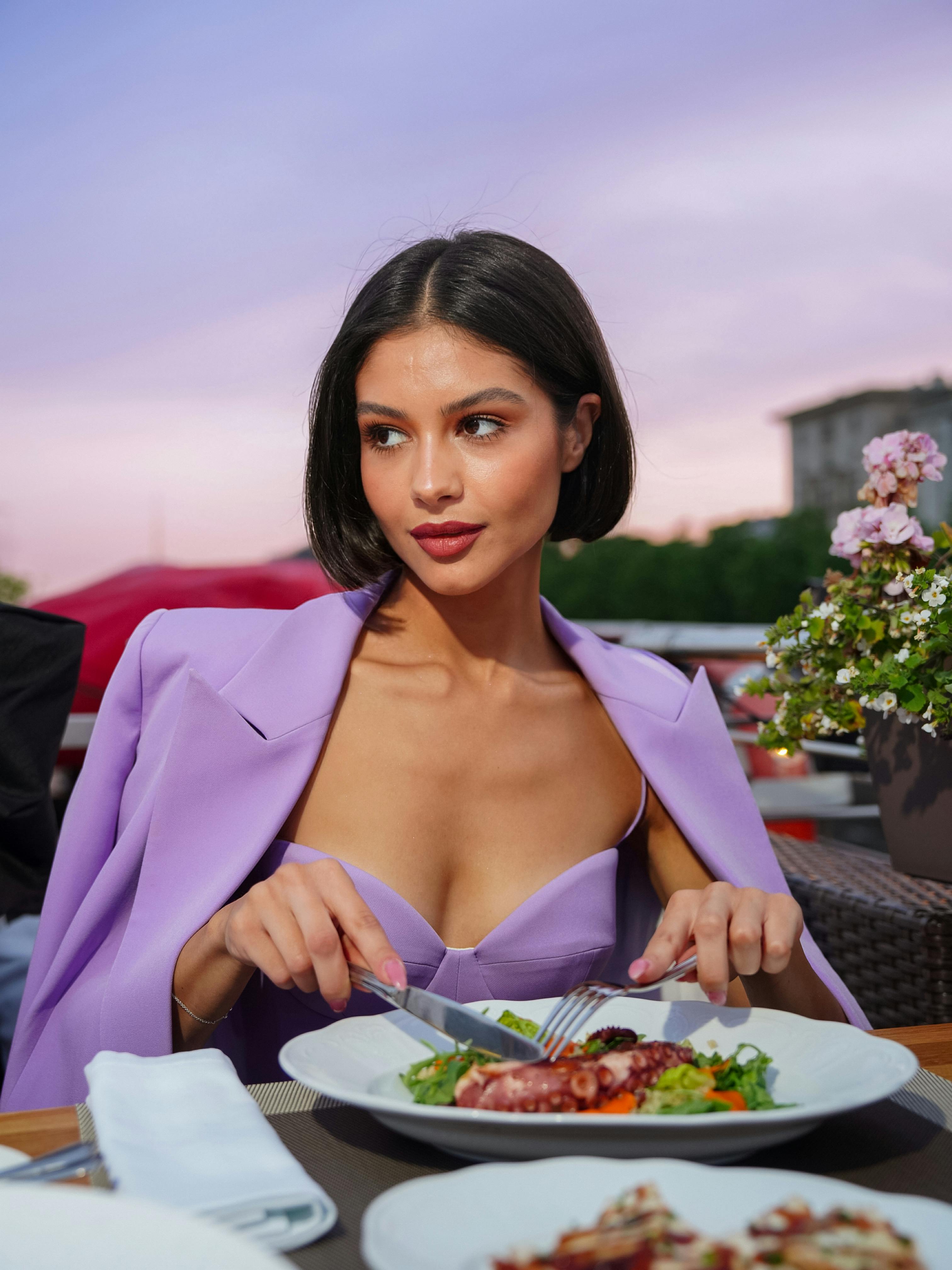 Une femme dégageant une attitude tout en prenant un repas | Source : Pexels