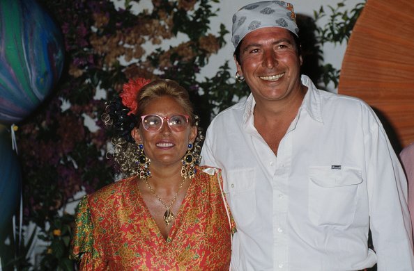 Le politicien français Patrick Balkany et son épouse Isabelle Balkany assistent à la fête de Tony Murray à St Tropez le 29 juillet 1990. | Photo : Getty Images