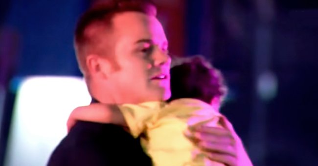 Un officier de police réconforte un bébé après que sa mère a fui le lieu de l'accident et l'a laissé derrière elle | Photo : Youtube/Inside Edition