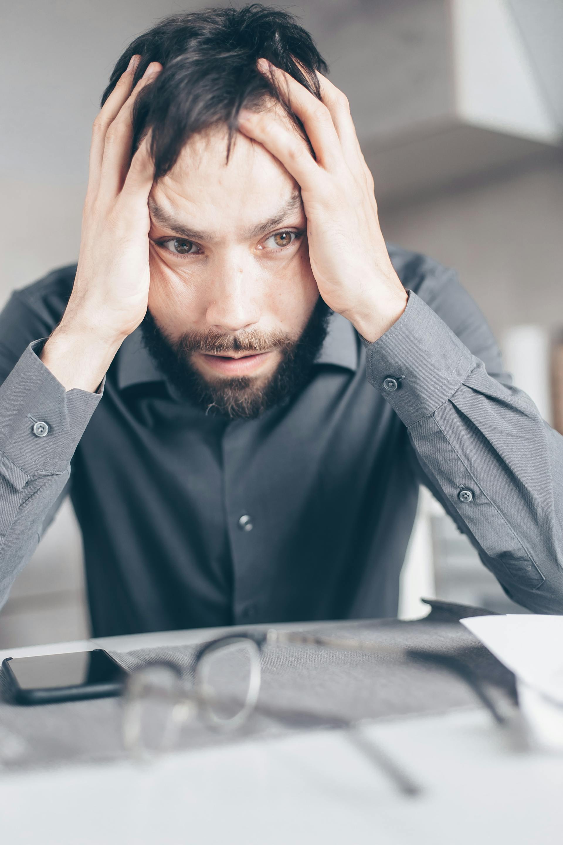 Un homme frustré se tenant la tête | Source : Pexels