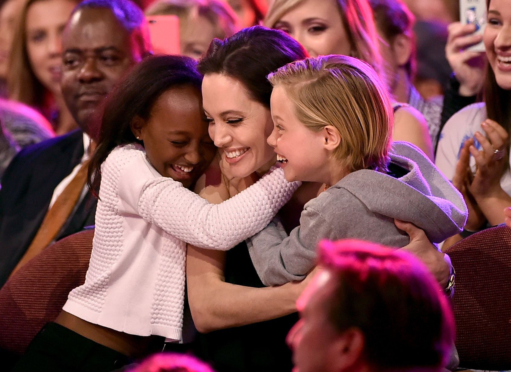 Angelina Jolie embrasse Zahara Marley Jolie-Pitt et Shiloh Nouvel Jolie-Pitt après avoir remporté le prix de la méchante préférée dans 'Maléfique' lors de la 28e cérémonie annuelle des Kids' Choice Awards de Nickelodeon, le 28 mars 2015 | Photo : Getty Images 