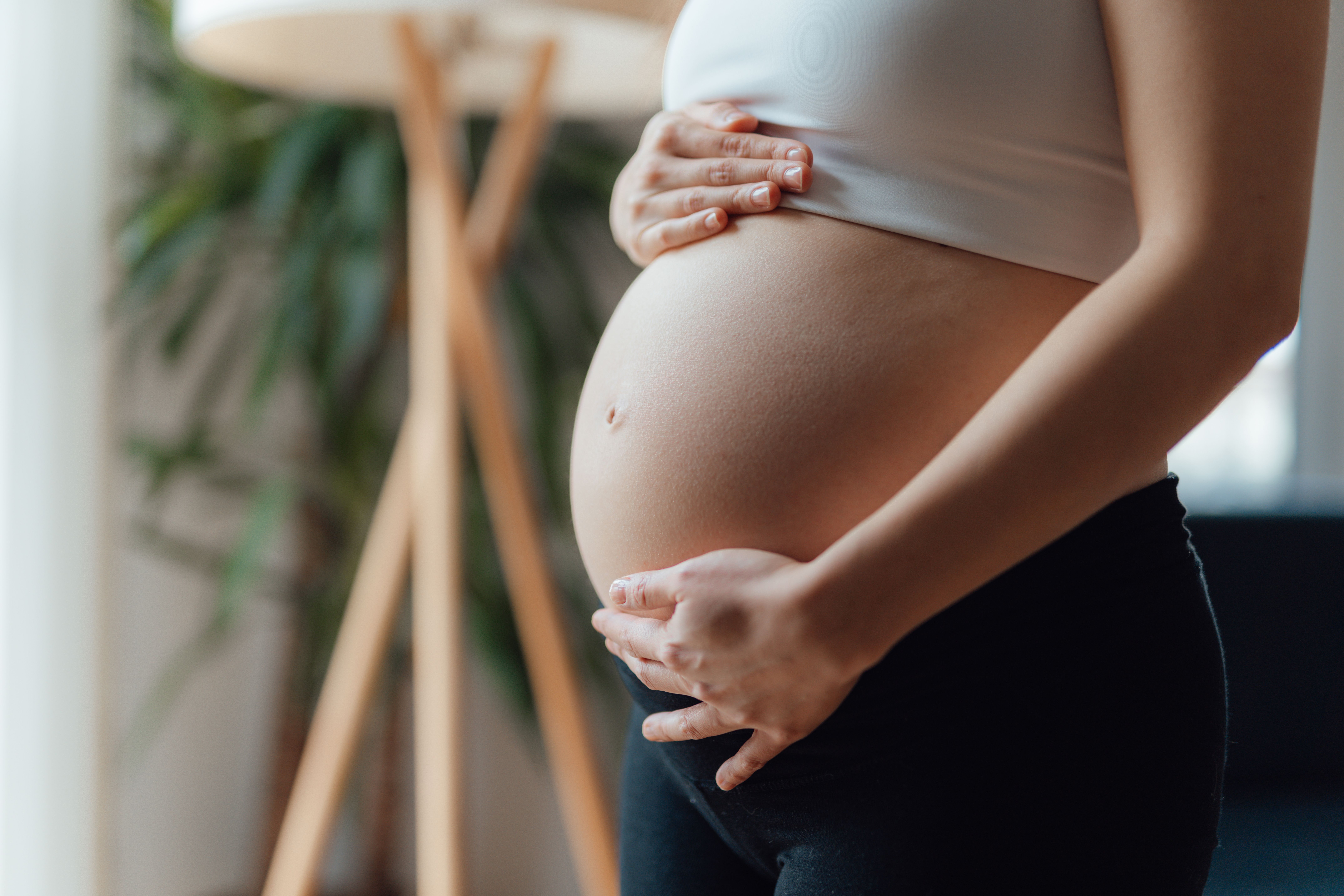 Une femme enceinte se tenant le ventre. | Source : Getty Images