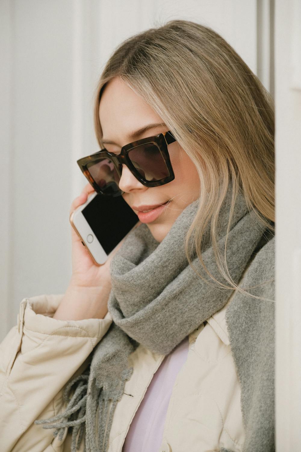 A woman talking on the phone ⏐ Source: Pexels