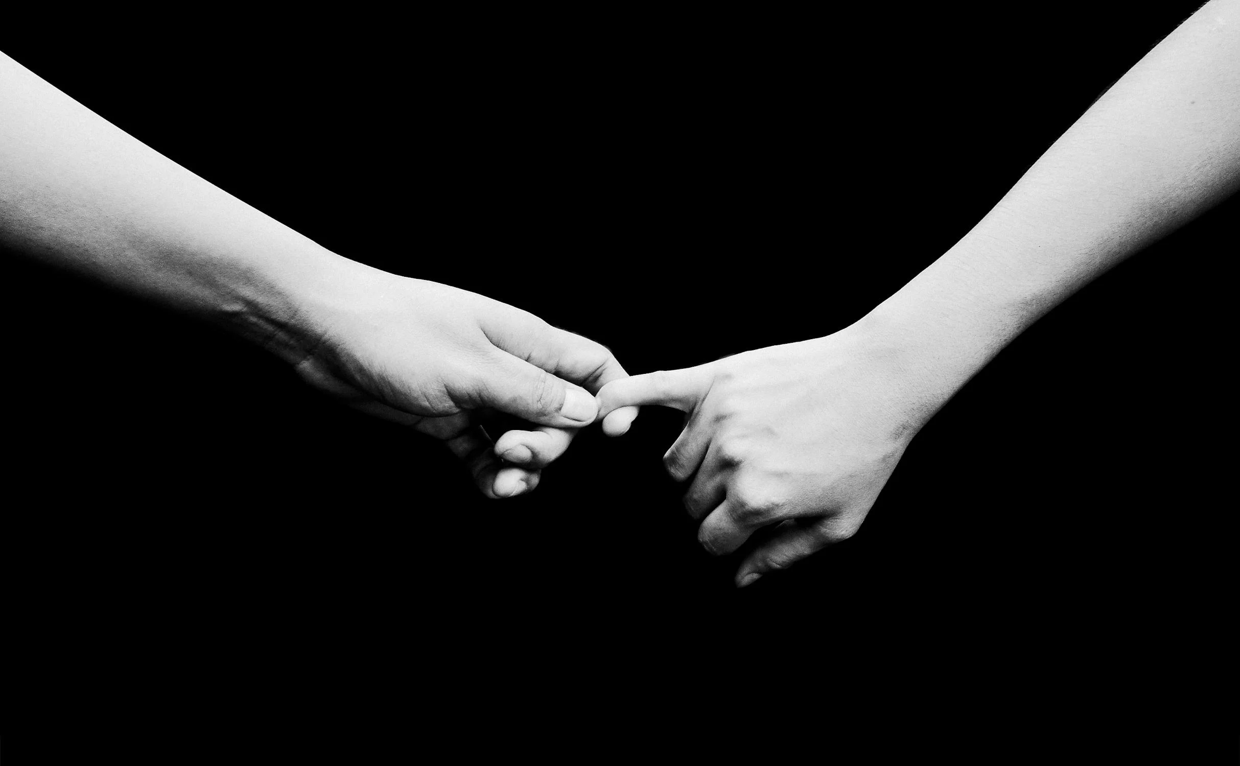 A couple holding hands | Source: Pexels