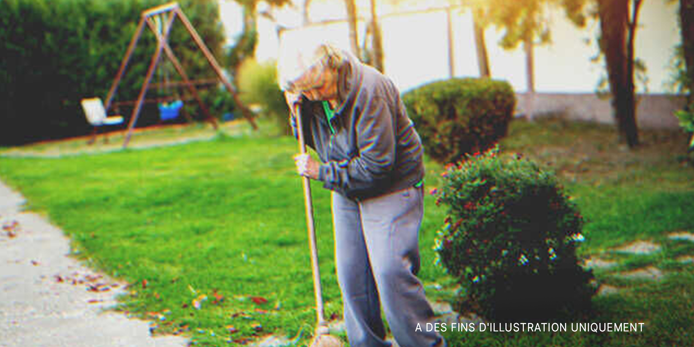 Une vieille femme en train de nettoyer | Source : Shutterstock