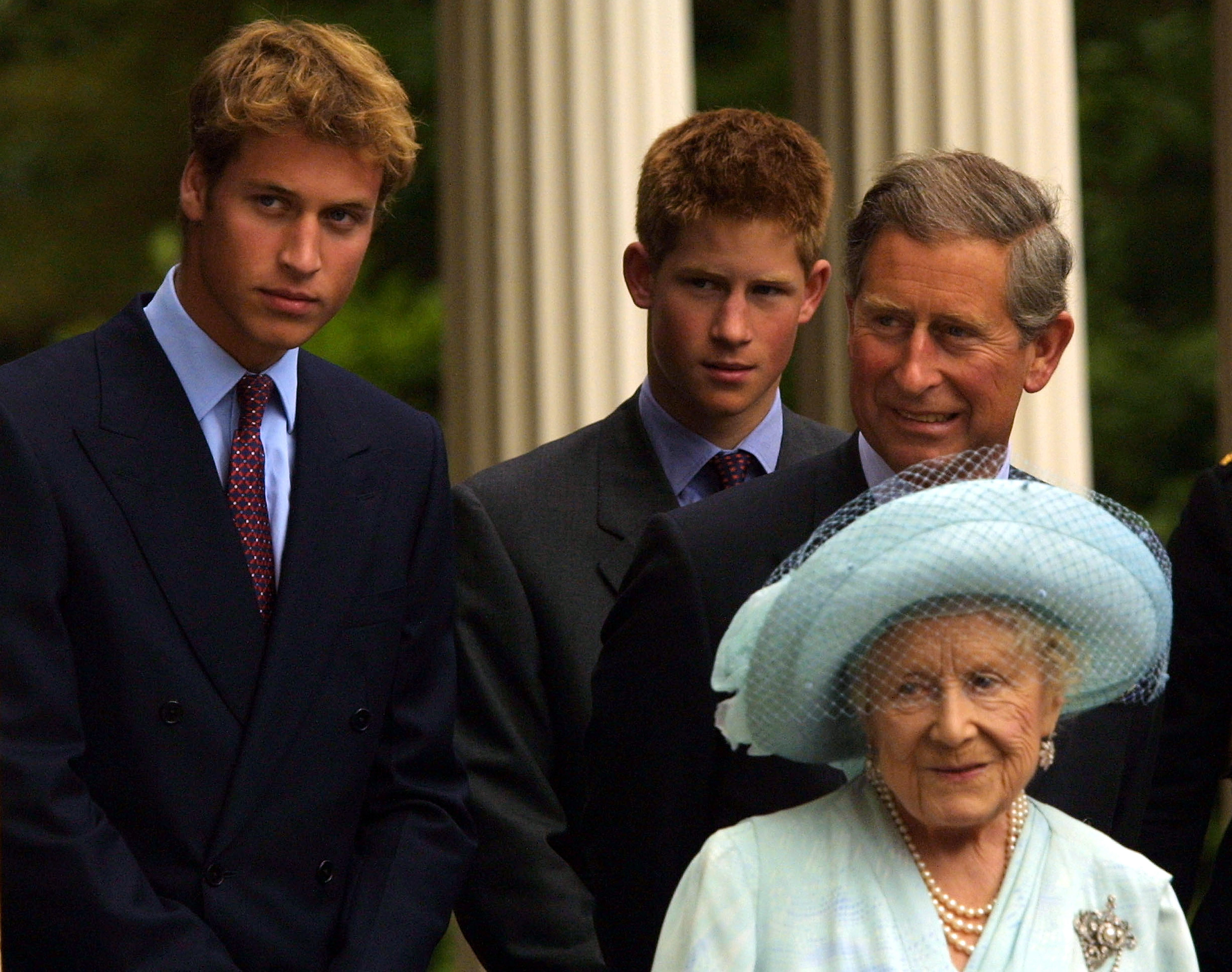 Le prince William, le prince Harry, le roi Charles III et la reine mère, Elizabeth Bowes-Lyon, lors des célébrations de son 101e anniversaire à Londres, en Angleterre, le 4 août 2001 | Source : Getty Images