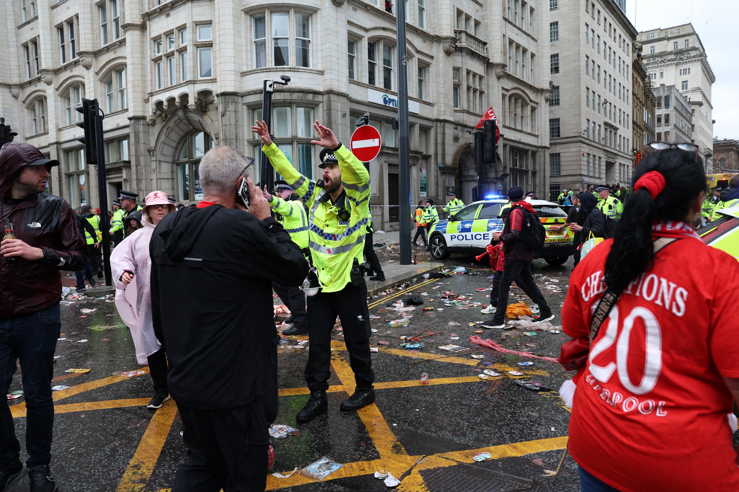 Un officier de police crie sur les fans de Liverpool alors qu'il est en service à l'entrée de Water Street, lors d'une parade pour la victoire de Liverpool en Premier League, à Liverpool, dans le nord-ouest de l'Angleterre, le 26 mai 2025 | Source : Getty Images