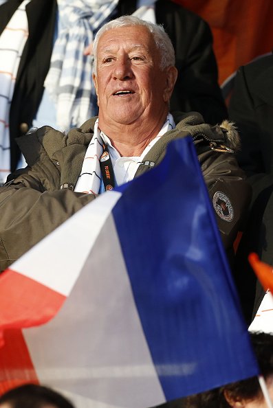 Stéphane Collaro assiste au match de Ligue 1 entre le FC Lorient et le Paris Saint-Germain (PSG). | Photo : Getty Images.