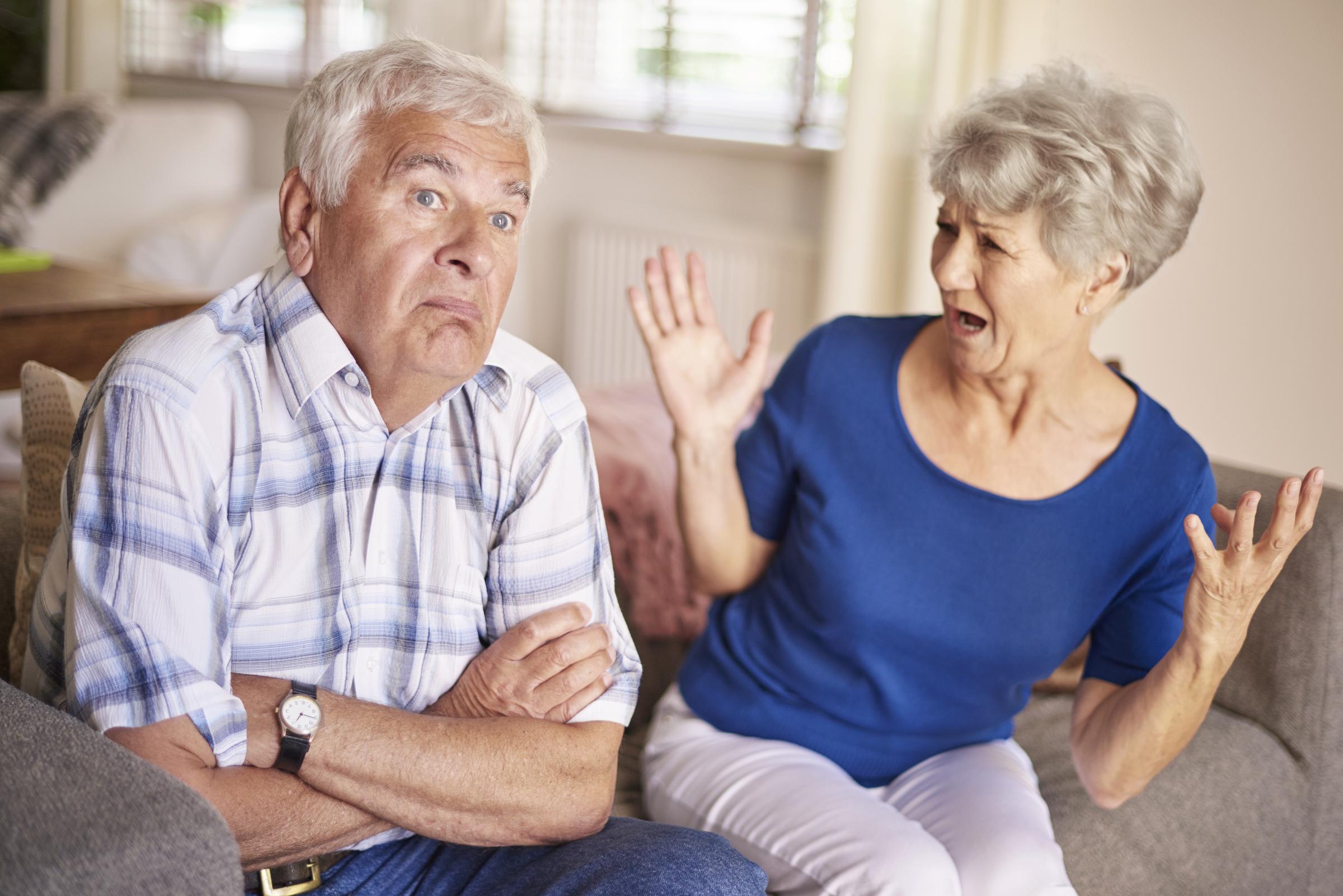 Un couple de personnes âgées en train de se disputer | Source : Freepik