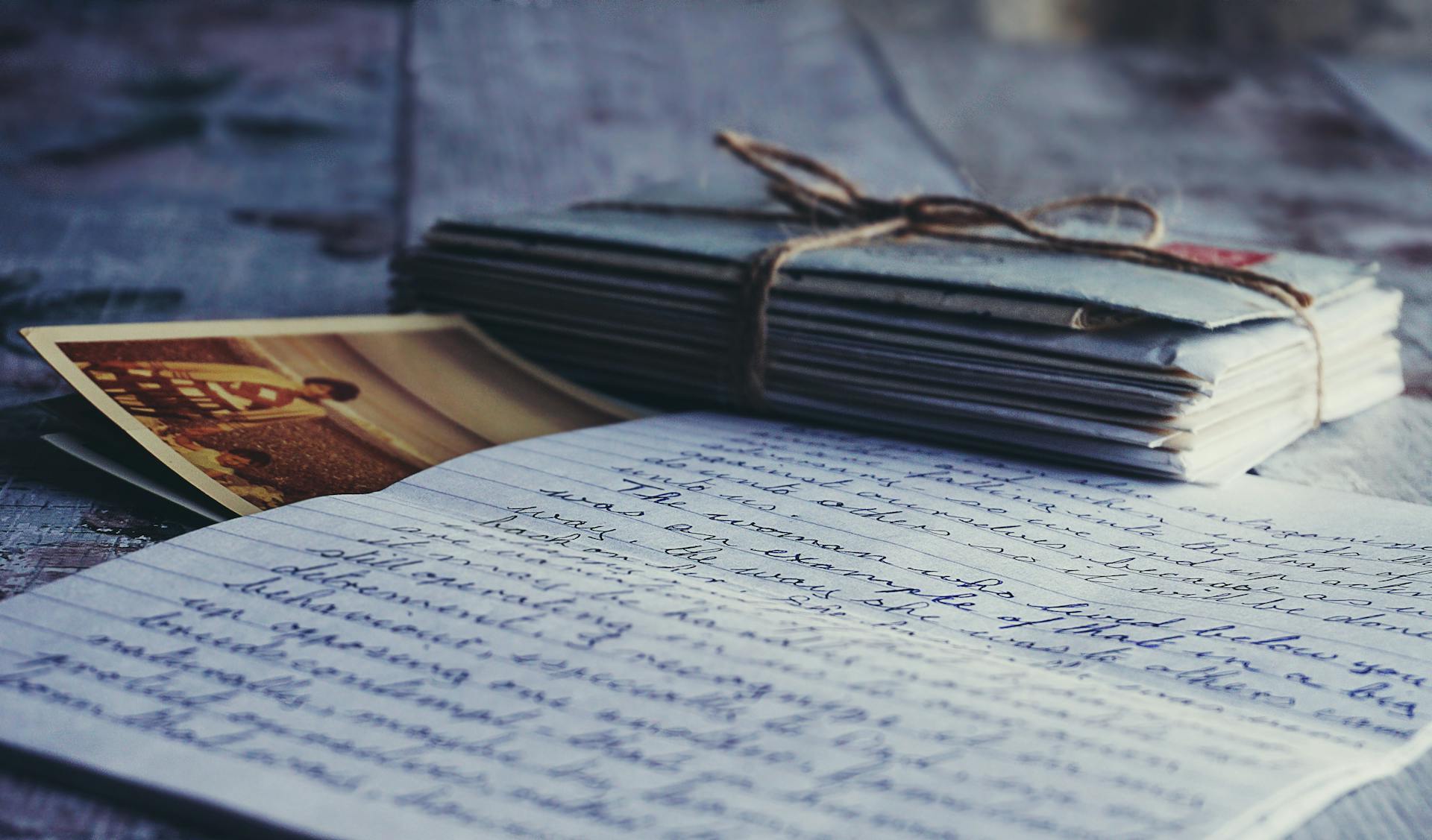 Une lettre sur un bureau | Source : Pexels