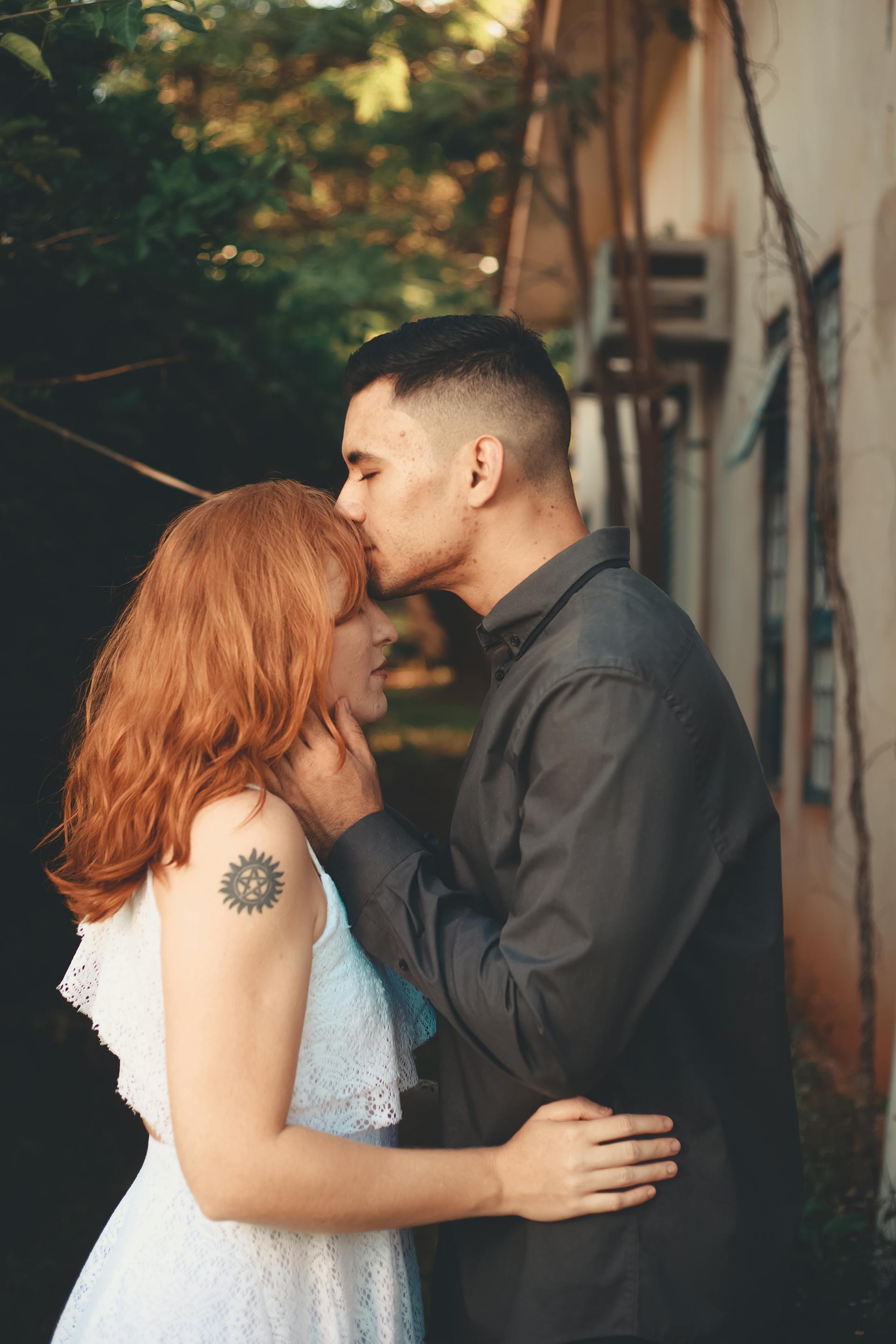 Un homme donnant un baiser sur le front | Source : Pexels