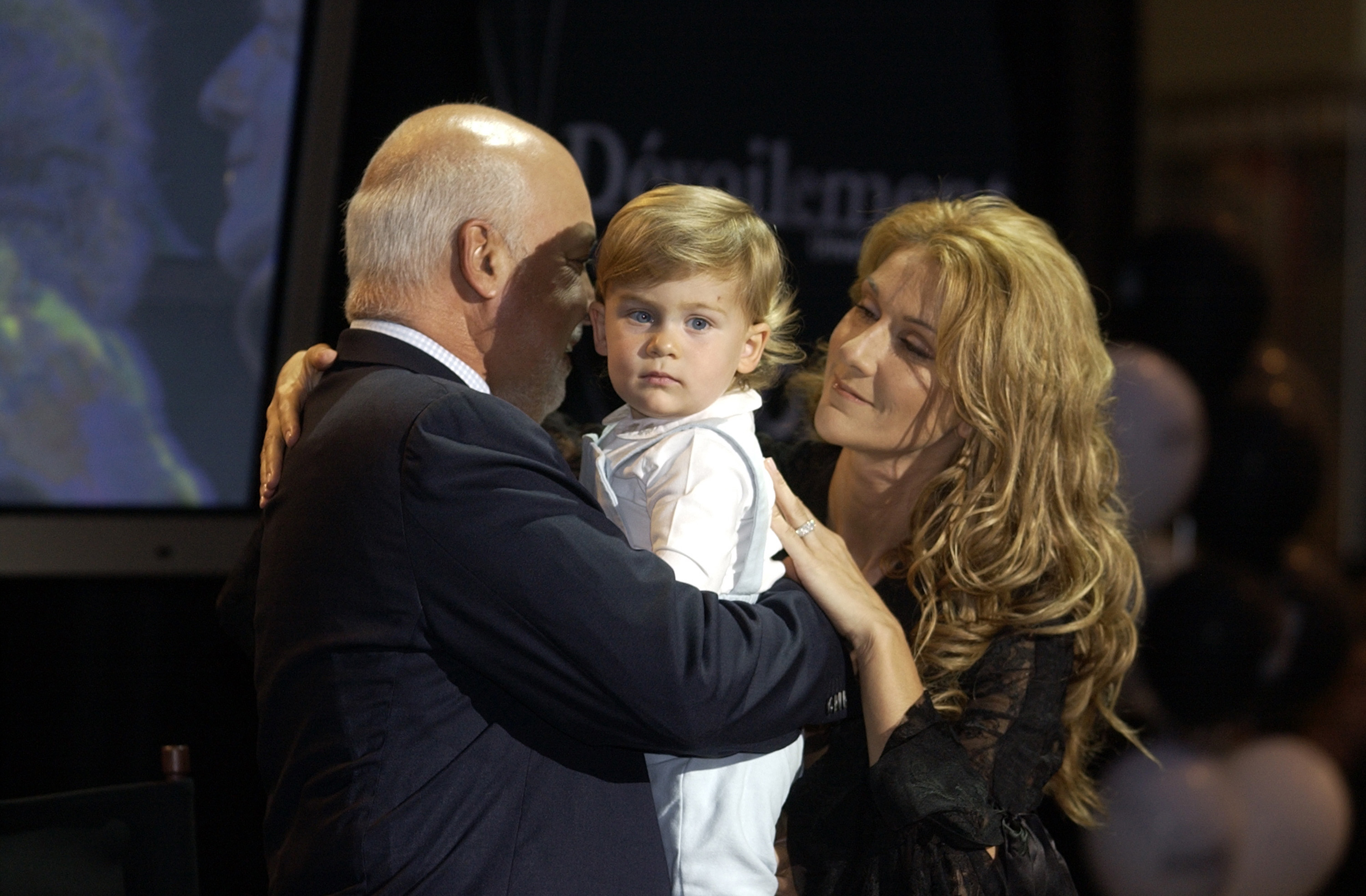 René Angelil, René-Charles et Céline Dion au Forum Pepsi à Montréal, Canada, le 26 septembre 2002 | Source : Getty Images