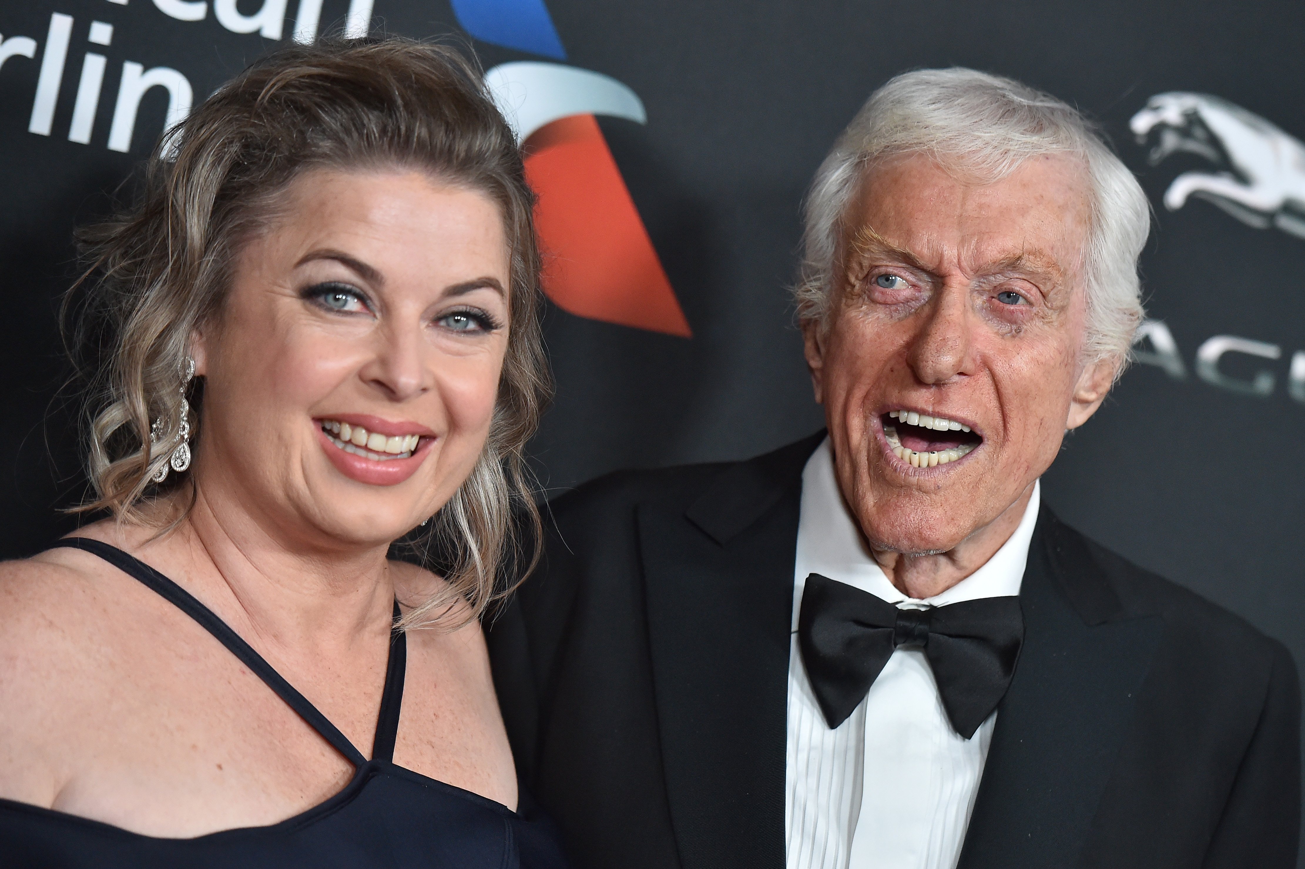 Dick Van Dyke et sa femme Arlene Silver arrivent à la cérémonie de remise des prix Britannia 2017 de l'AMD British Academy à l'hôtel Beverly Hilton, le 27 octobre 2017, à Beverly Hills, en Californie. | Source : Getty Images