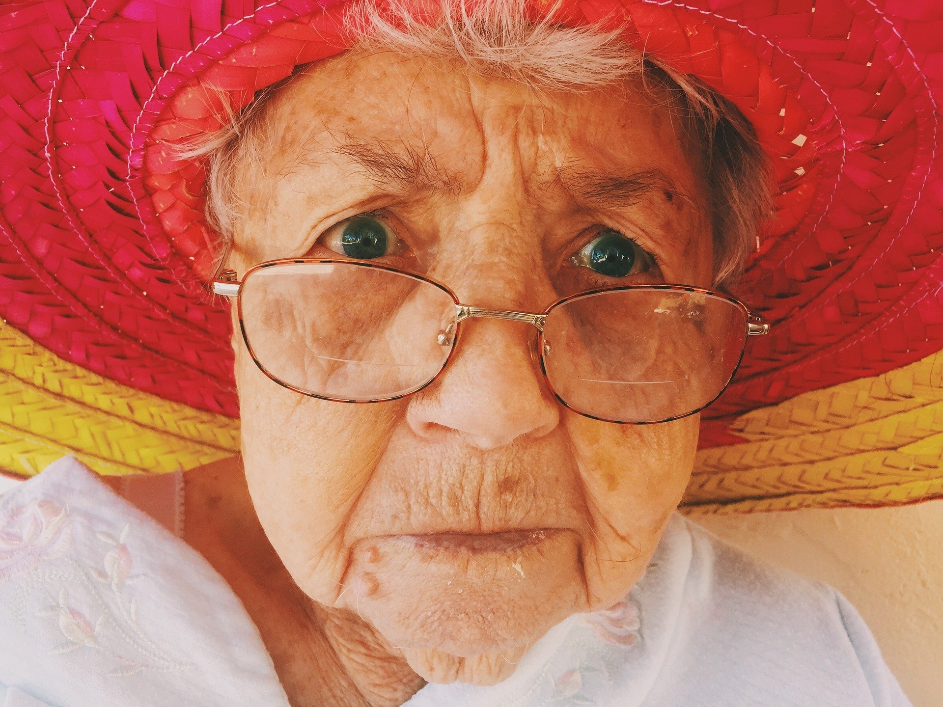 Une vieille femme avec un chapeau | Photo : Pixabay