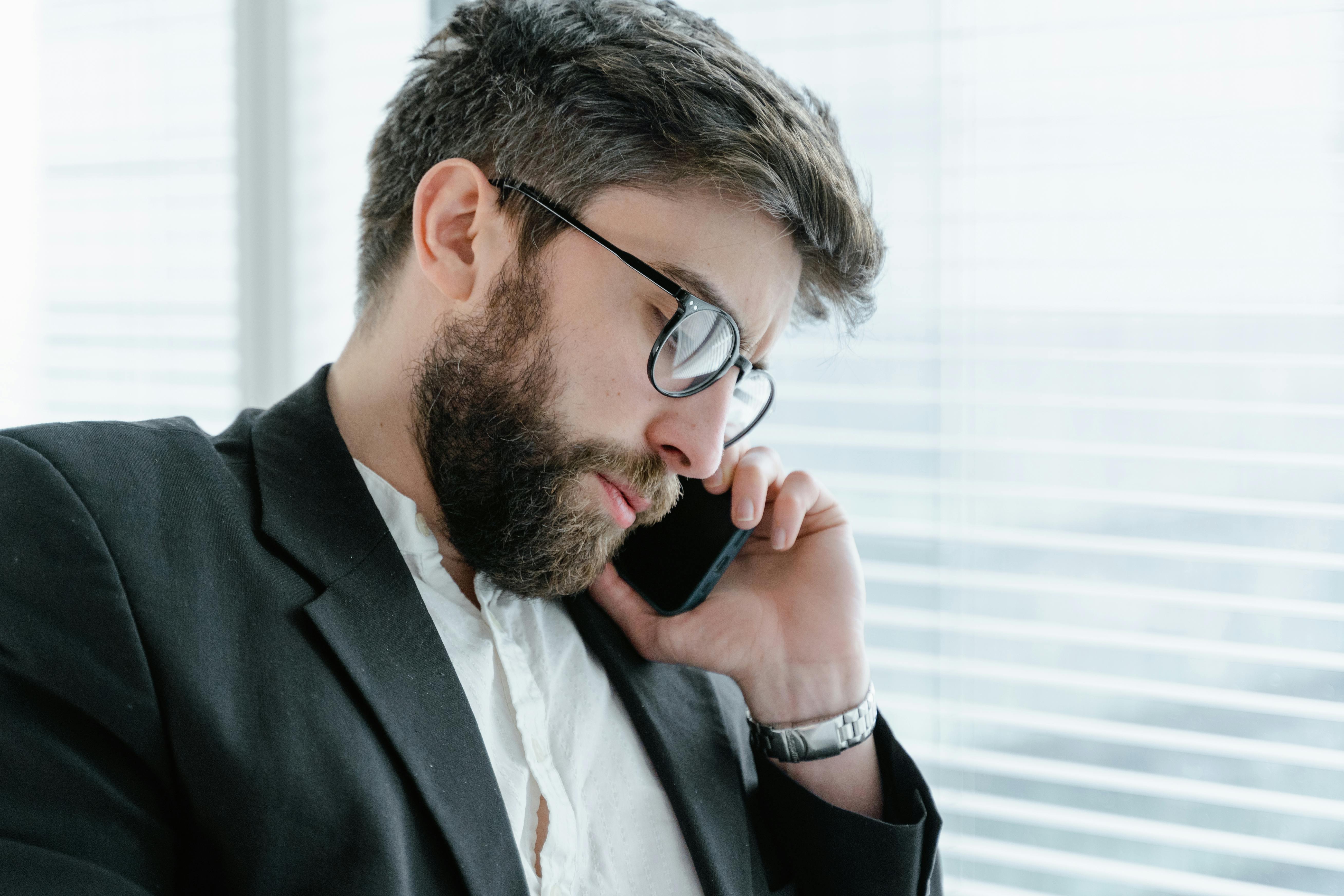 Homme en costume passant un appel téléphonique | Source : Pexels