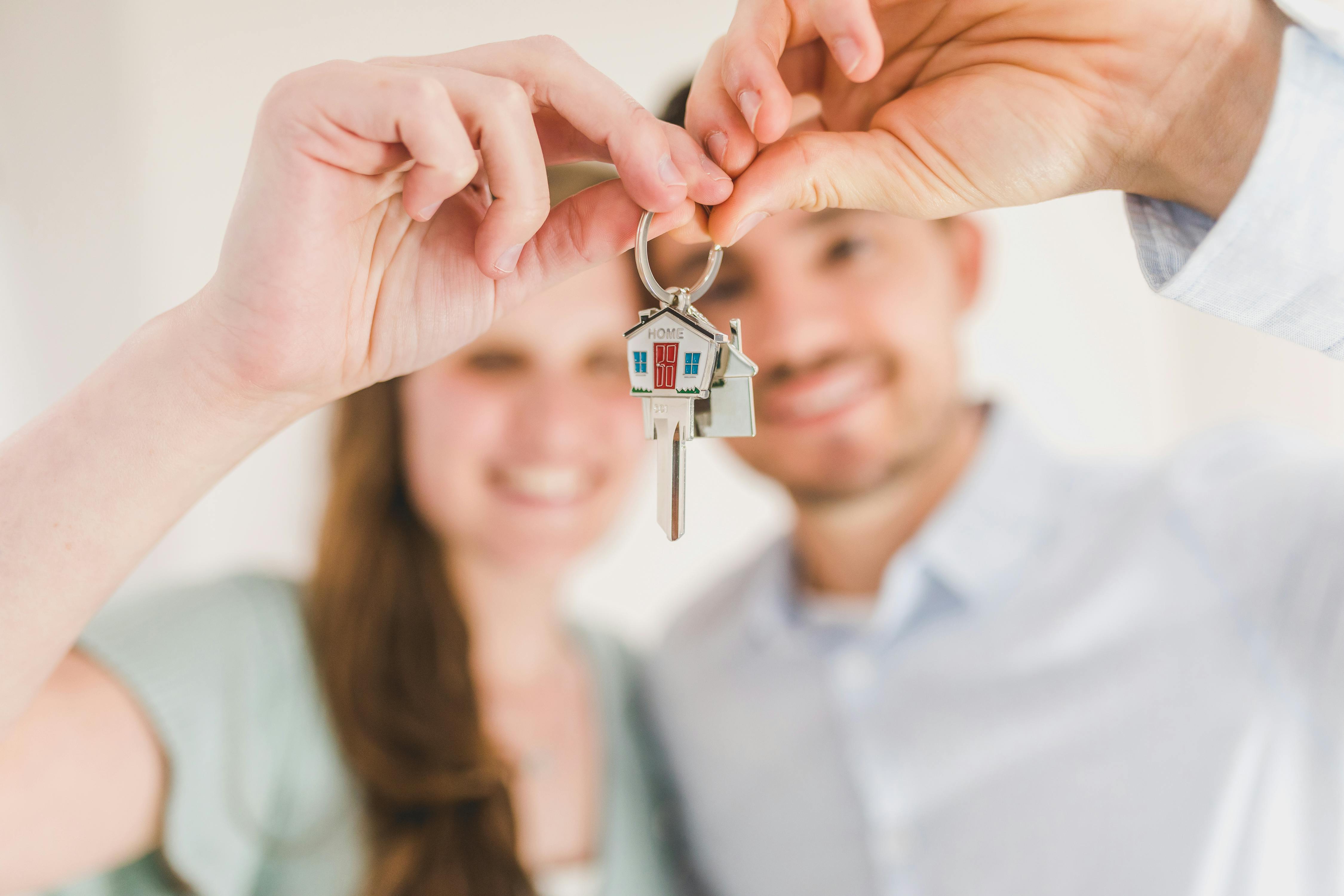 Un jeune couple brandit un jeu de clés de maison | Source : RDNE Stock project on Pexels