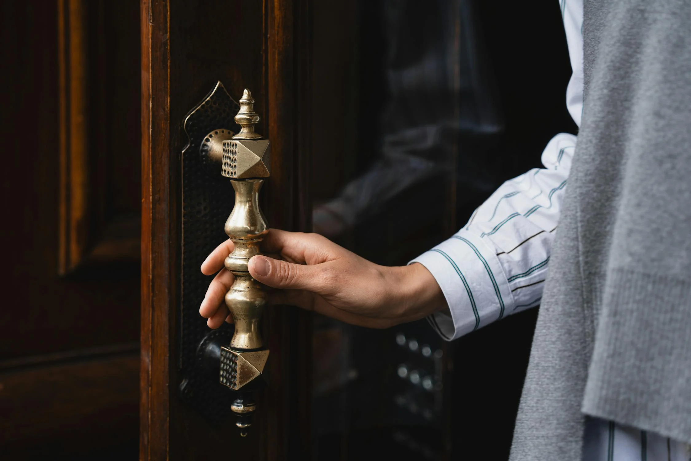 Une femme tenant une poignée de porte | Source : Pexels