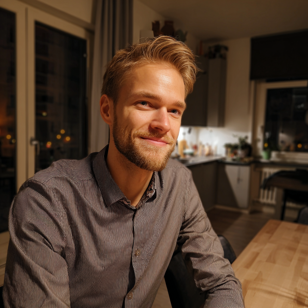 Un homme souriant assis à une table de cuisine | Source : Midjourney