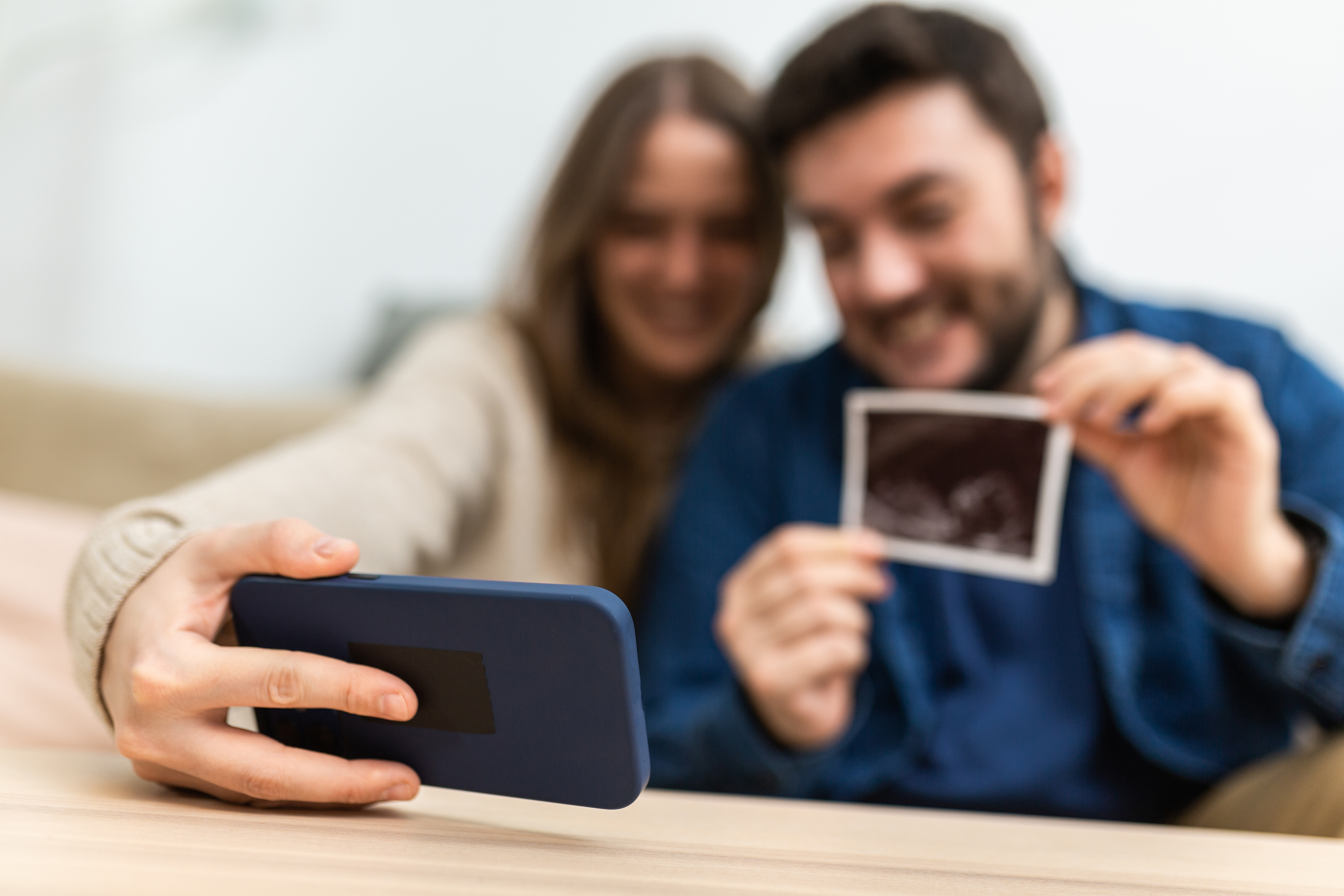 Gros plan sur la main d'une femme tenant le téléphone lors d'un appel vidéo. | Source : Getty Images