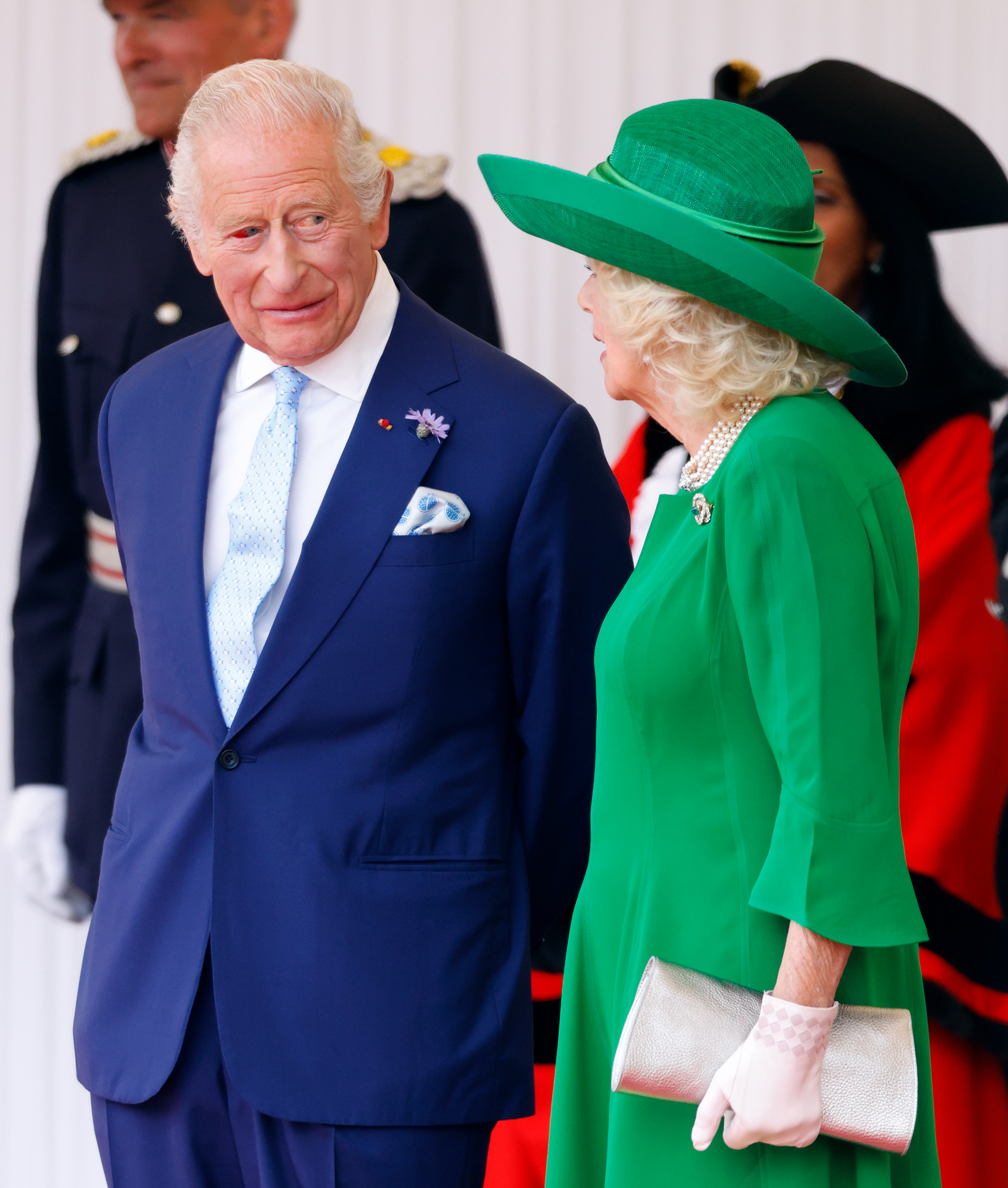 Le roi Charles III, dont l'œil droit est visiblement rouge, se tient aux côtés de la reine Camilla lors de l'événement officiel. L'ensemble émeraude de la reine ajoute de l'éclat à ce moment, alors que le couple mène la première visite d'État française depuis près de deux décennies.
