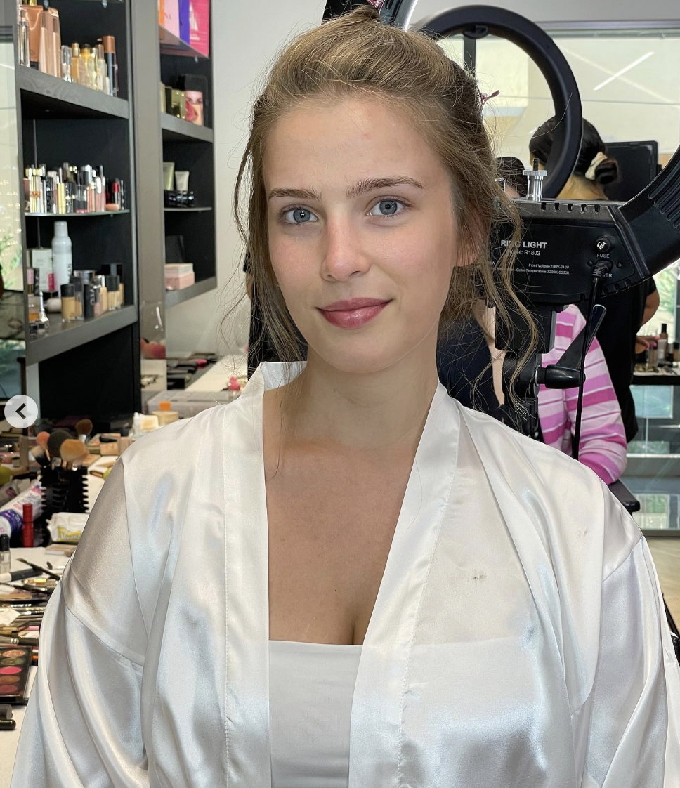 Une mariée avant de se maquiller | Source : Instagram/arber_bytyqi_mua