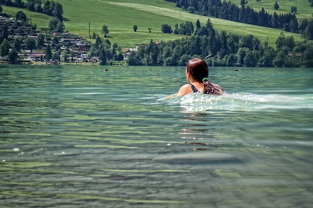 Une nageuse beigne dans un lac. | photo : Pixabay