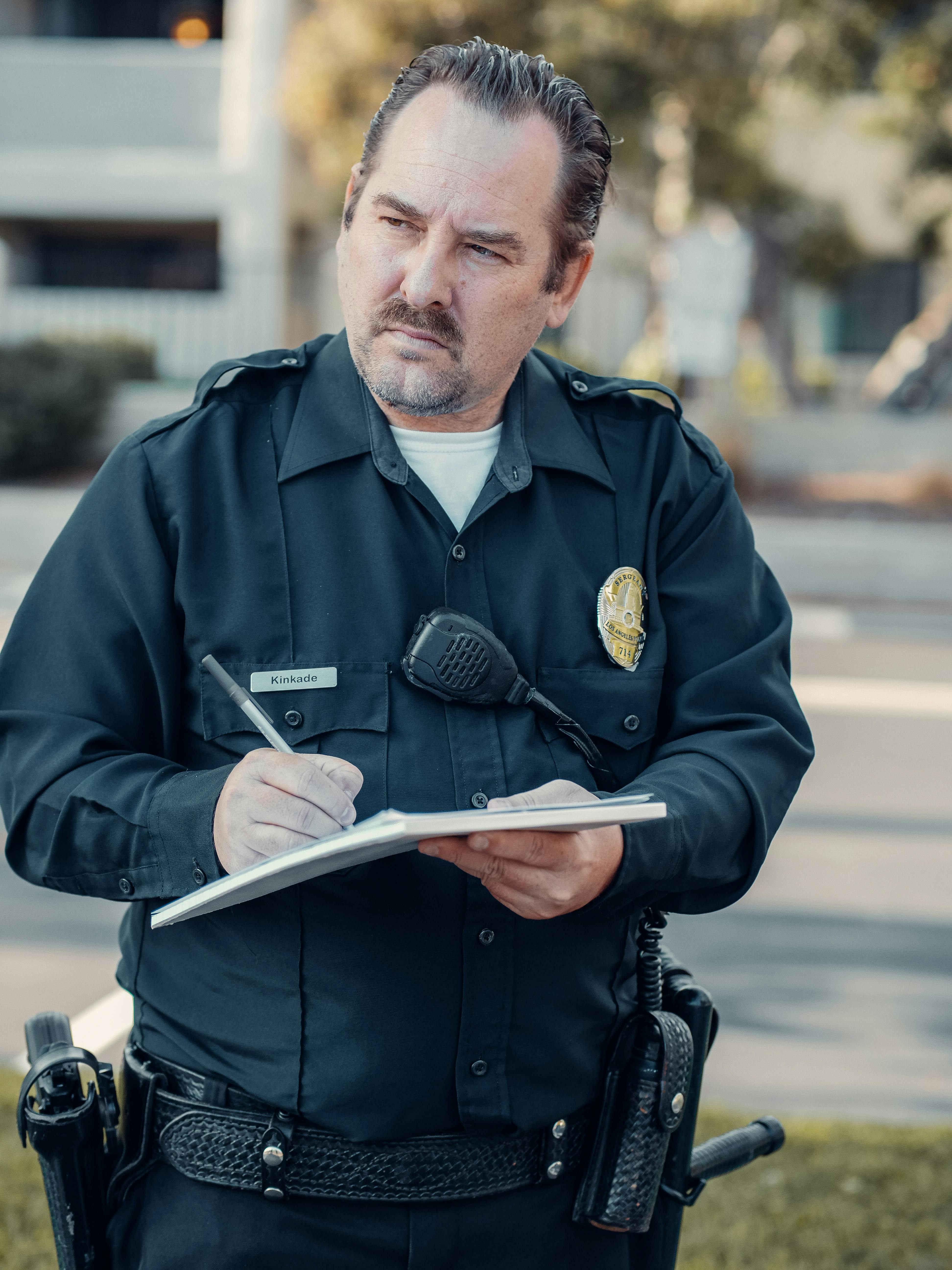 Policier prenant des notes | Source : Pexels