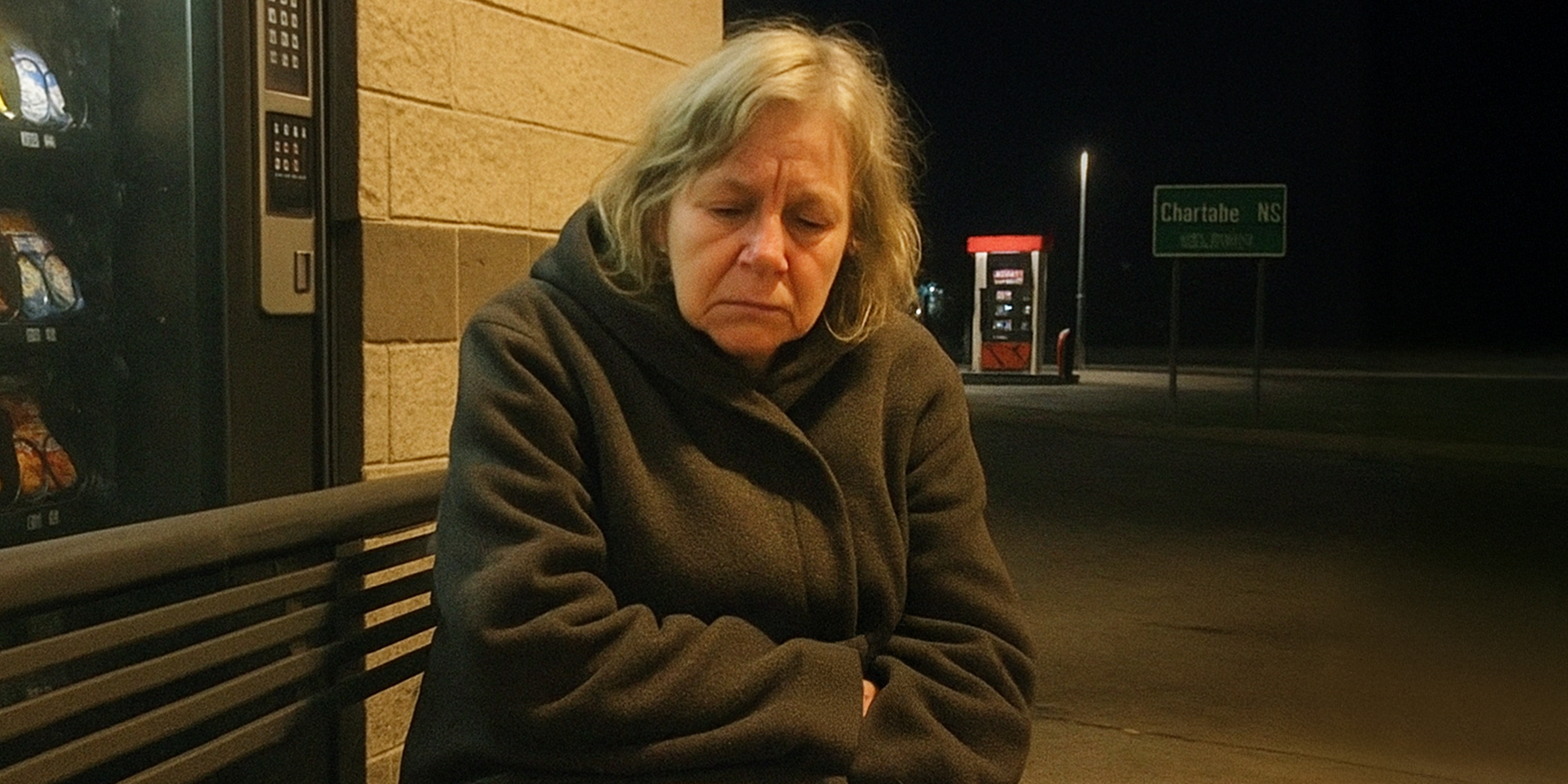 Une femme âgée assise à une station-service | Source : AmoMama