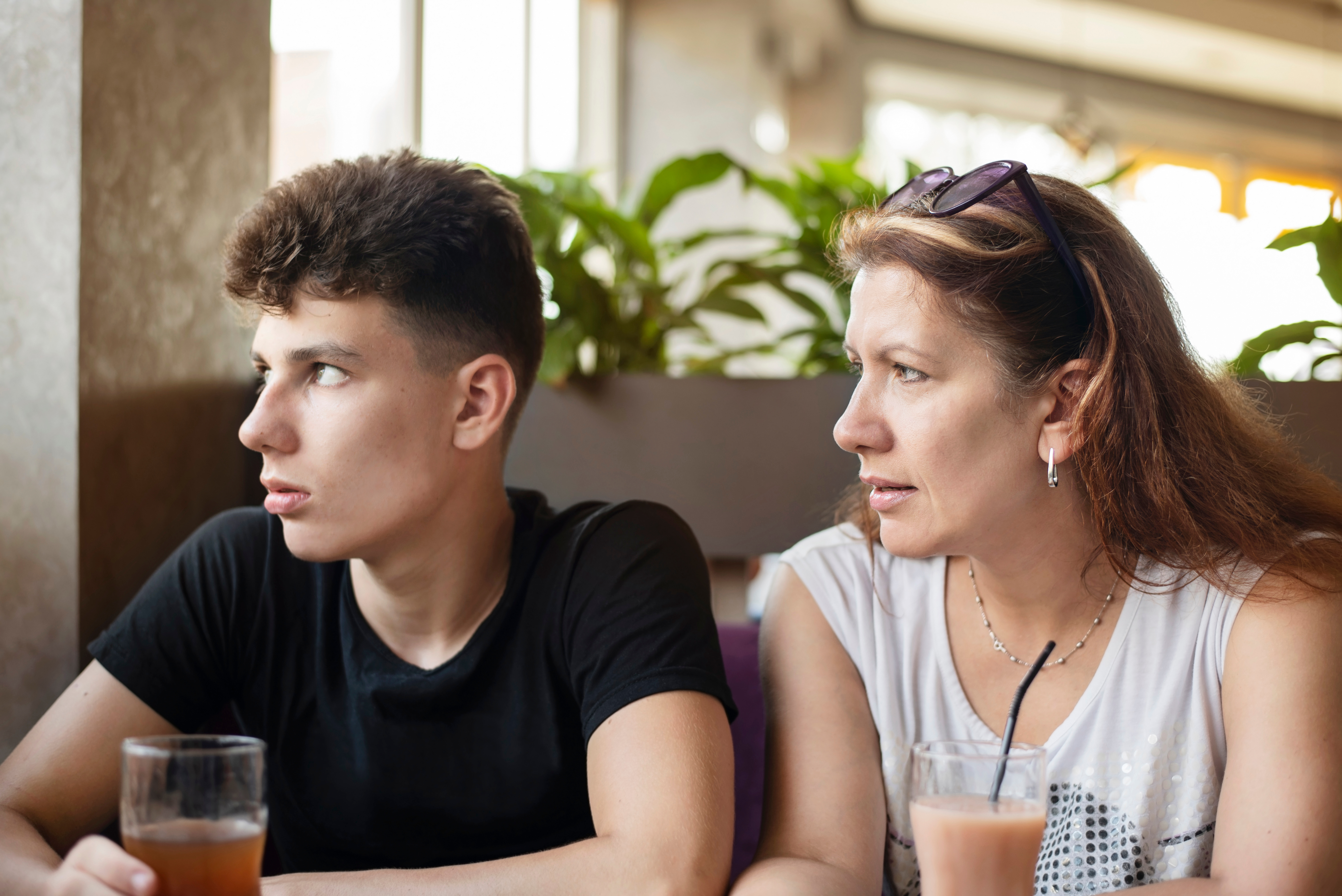 Une mère parle à son fils adolescent | Source : Shutterstock