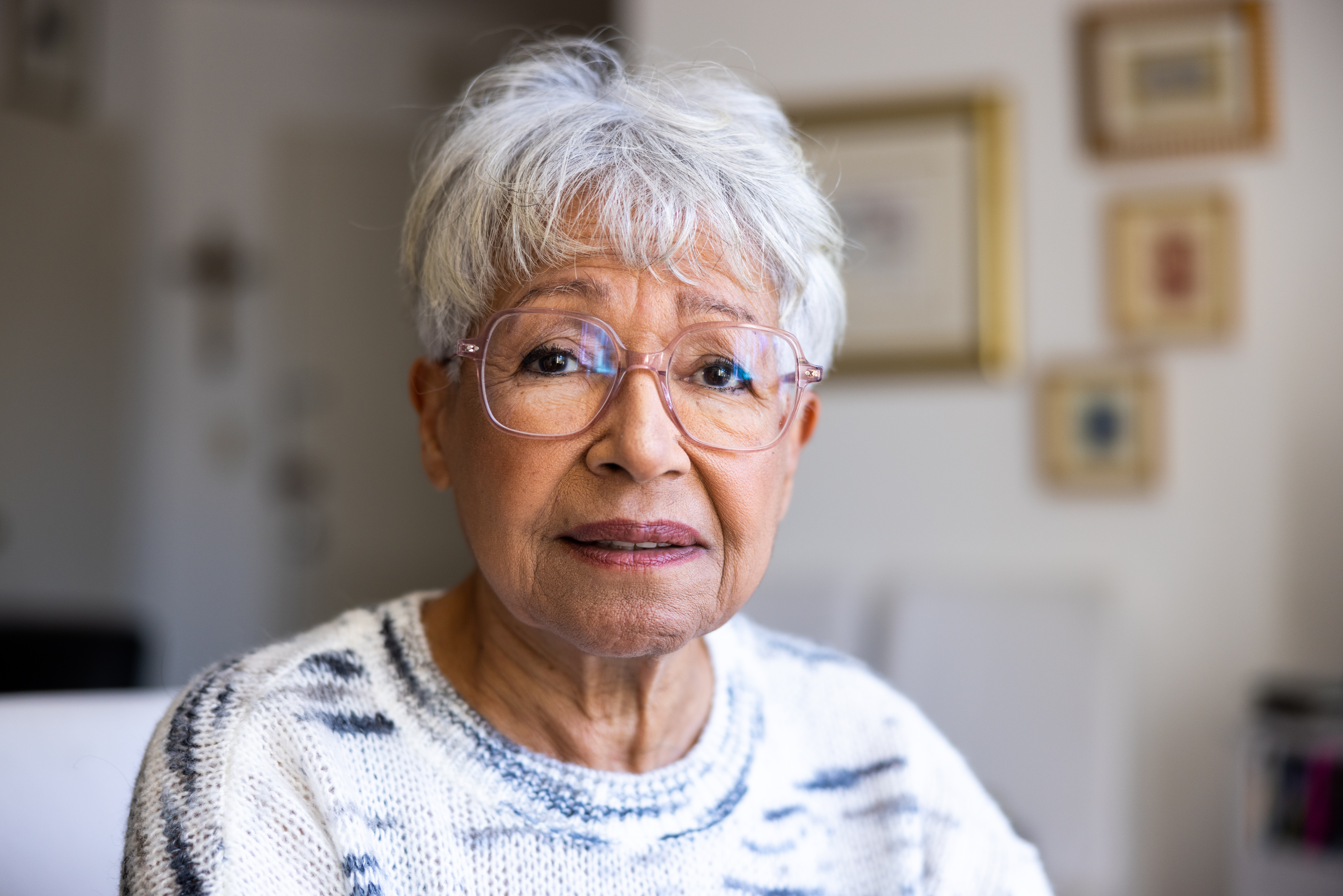 Portrait d'une belle femme âgée métisse dans sa maison | Source : Getty Images