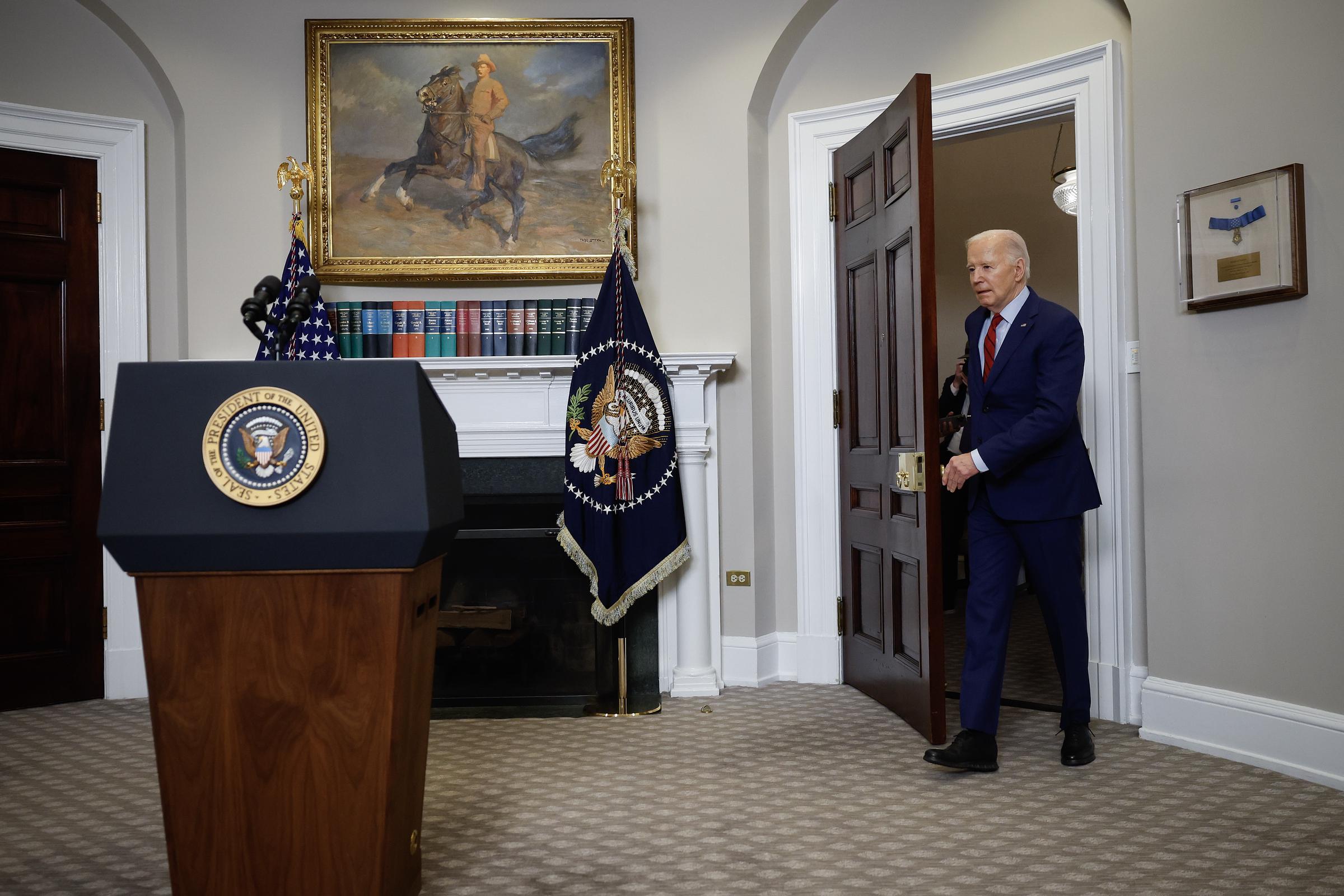 Joe Biden arrive pour faire une déclaration depuis la salle Roosevelt de la Maison Blanche à Washington, DC, le 2 mai 2024 | Source : Getty Images
