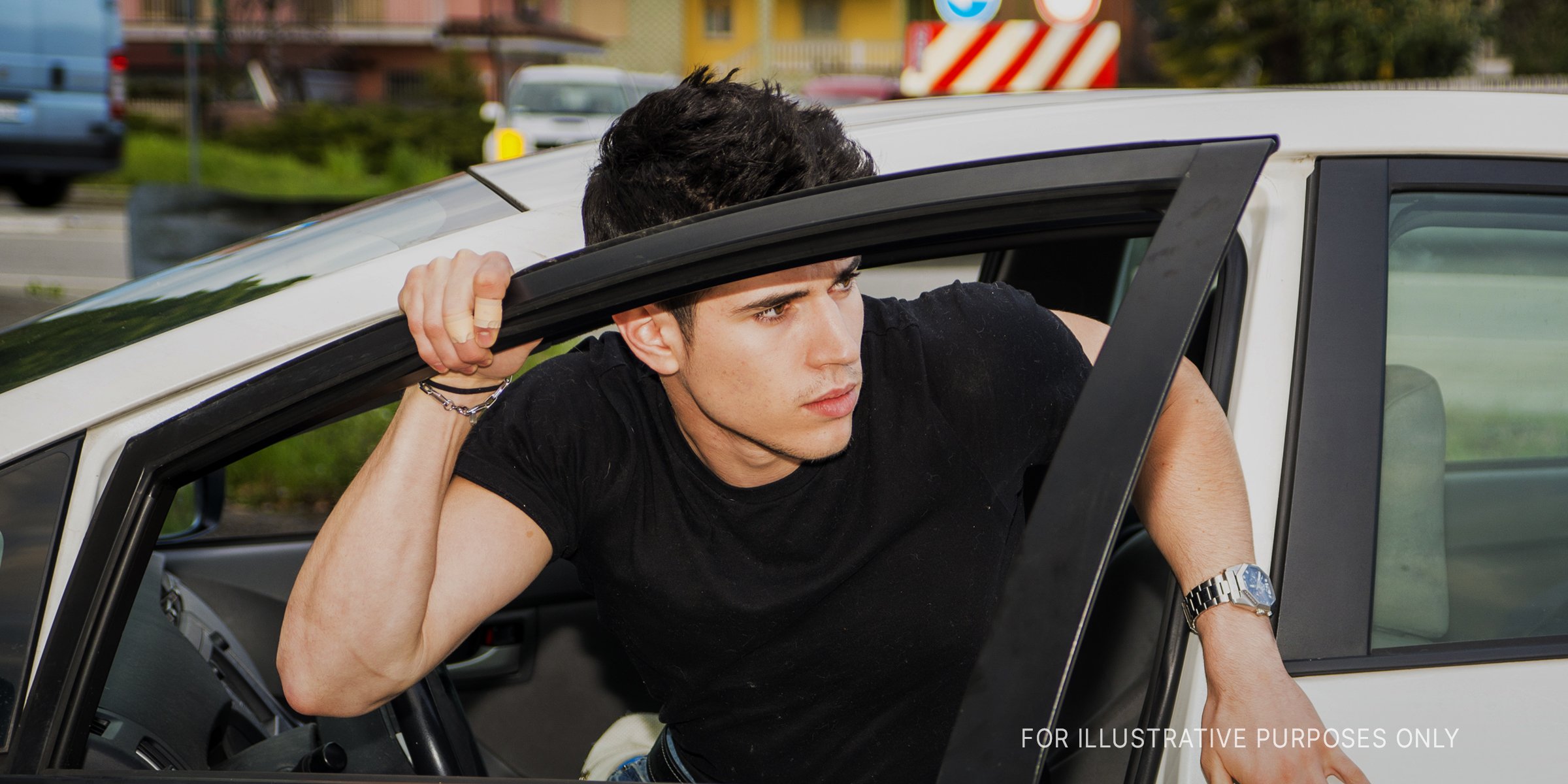 Un jeune homme sortant d'une voiture | Source : Shutterstock