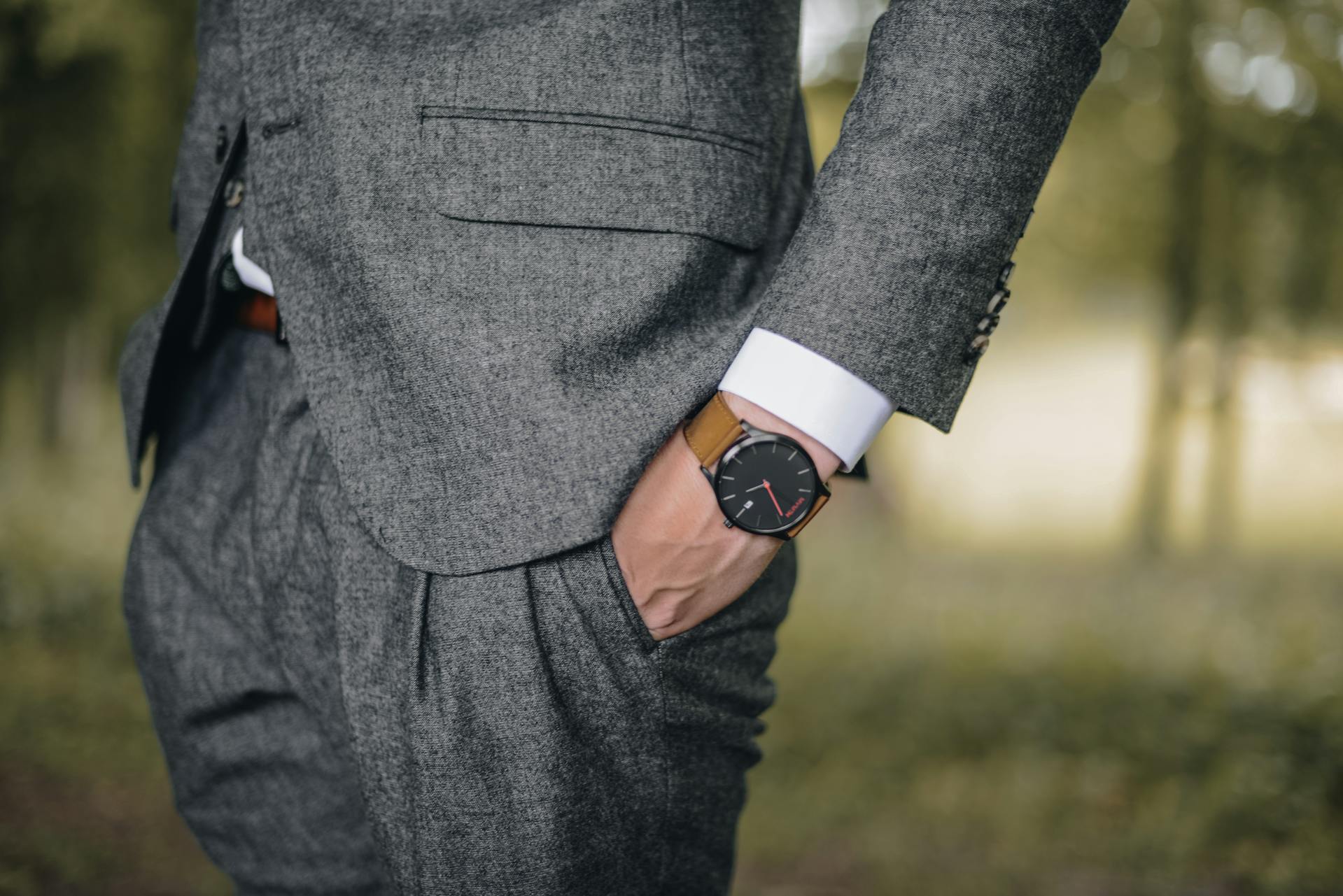 Gros plan sur un homme en costume gris, les mains dans les poches | Source : Pexels