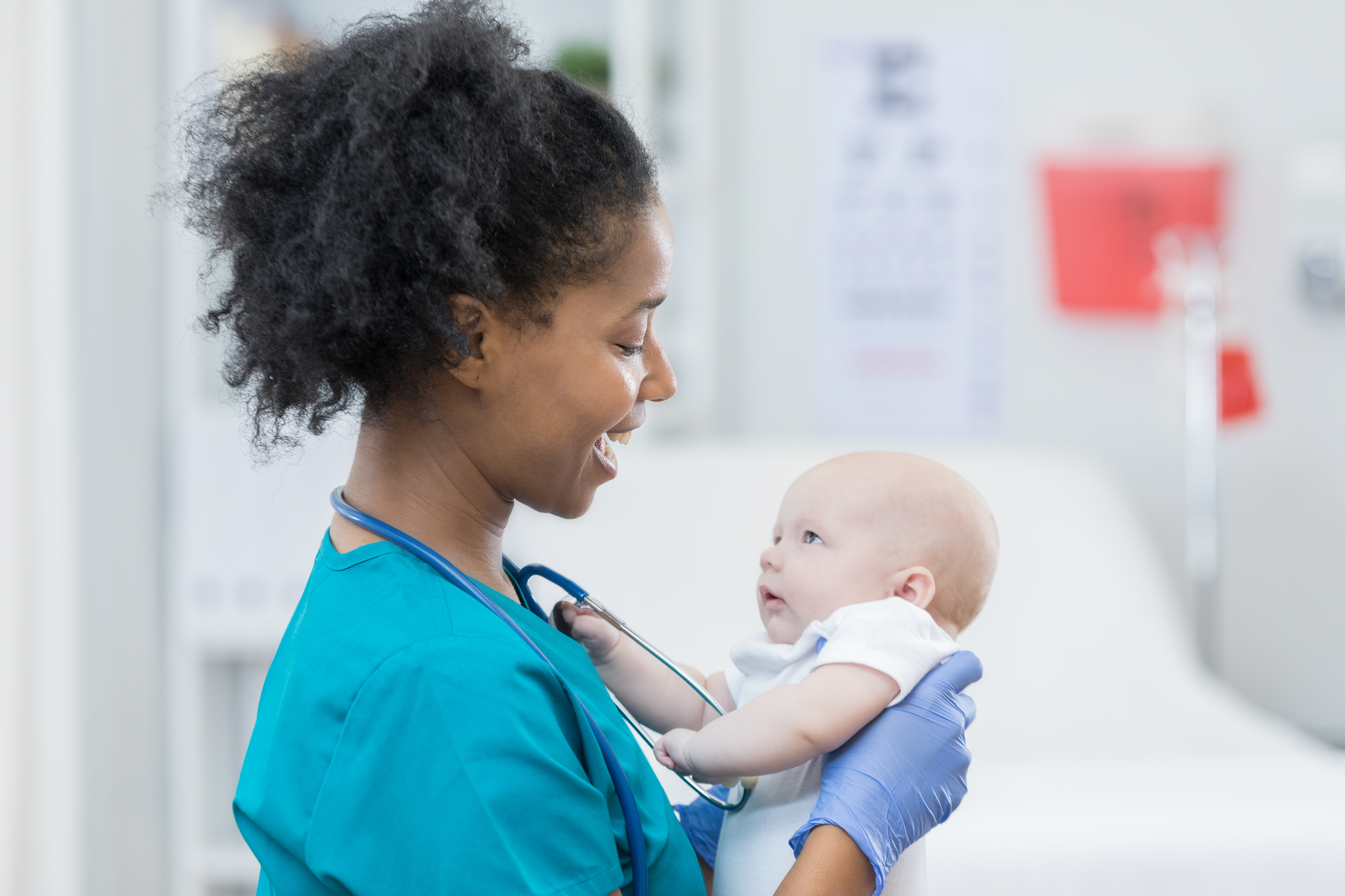 Une infirmière tenant un bébé | Source : Getty Images