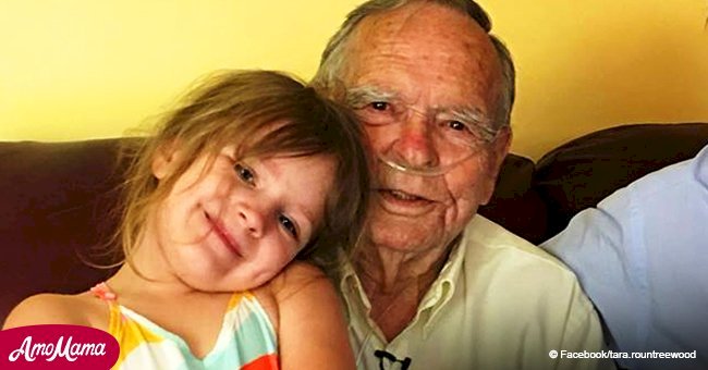Une fillette de 4 ans a trouvé son meilleur ami dans le magasin, et il a presque 80 ans de plus qu'elle