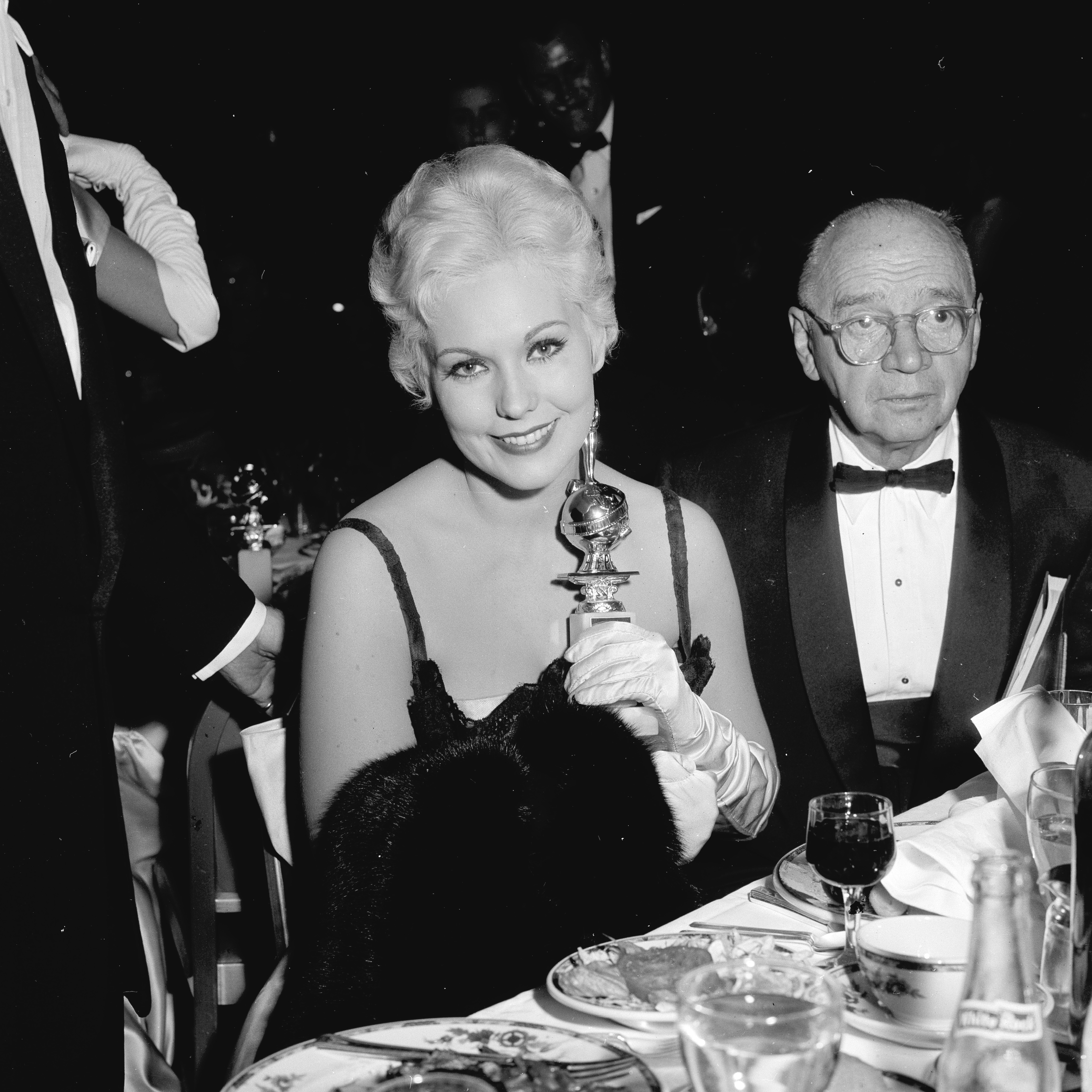 Kim Novak reçoit le Golden Globe Award de la nouvelle star de l'année û actrice lors des Golden Globe Awards à Los Angeles, Californie en 1955. | Source : Getty Images