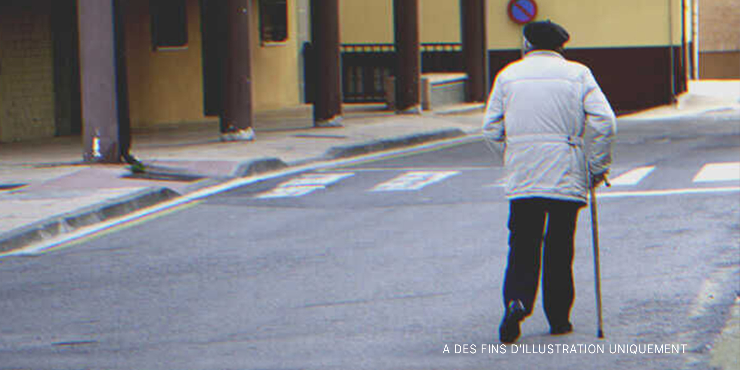 Un homme âgé marchant avec une canne dans une rue | Source : Shutterstock