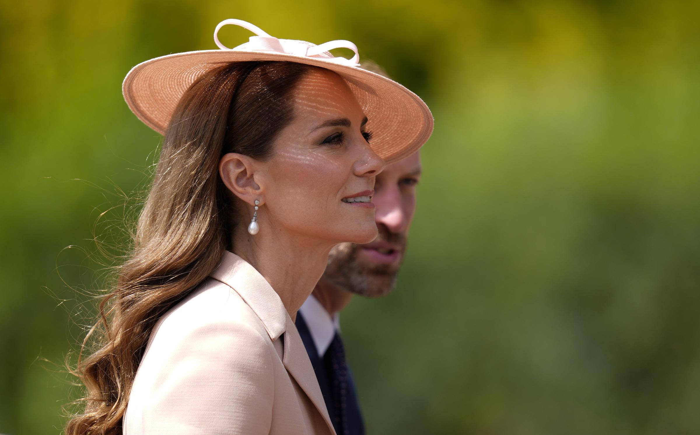 Catherine, princesse de Galles, a accompagné son mari, William, prince de Galles, tout au long d'une journée complète d'événements cérémoniels et d'engagements avec le président français Emmanuel Macron et la première dame Brigitte Macron, soulignant les liens diplomatiques étroits entre le Royaume-Uni et la France.