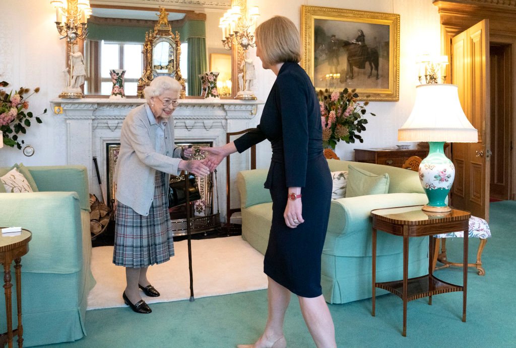 La reine Elizabeth salue la chef nouvellement élue du parti conservateur, Liz Truss, alors qu'elle arrive au château de Balmoral pour une audience où elle sera invitée à devenir Premier ministre et à former un nouveau gouvernement le 6 septembre 2022 à Aberdeen, en Écosse. | Photo : Getty Images